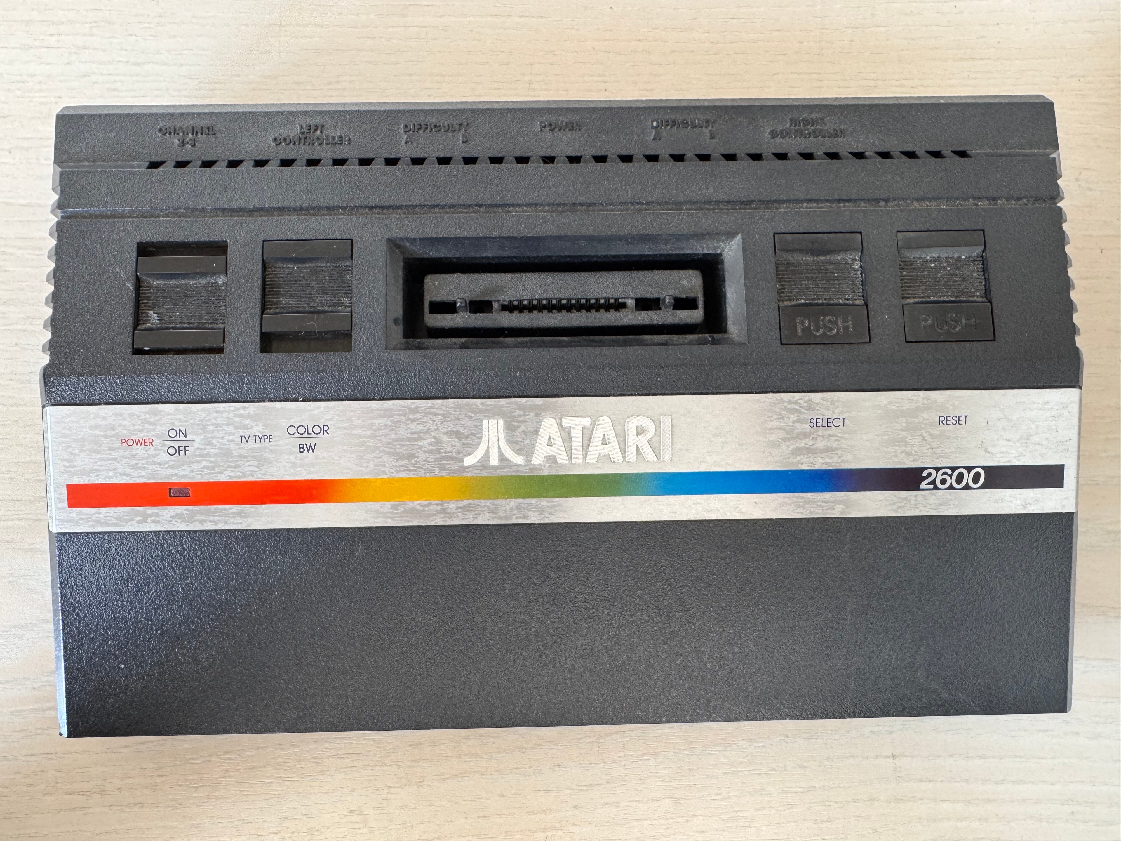 Atari 2600 Junior „Rainbow“ PAL – Kult-Konsole, guter Zustand