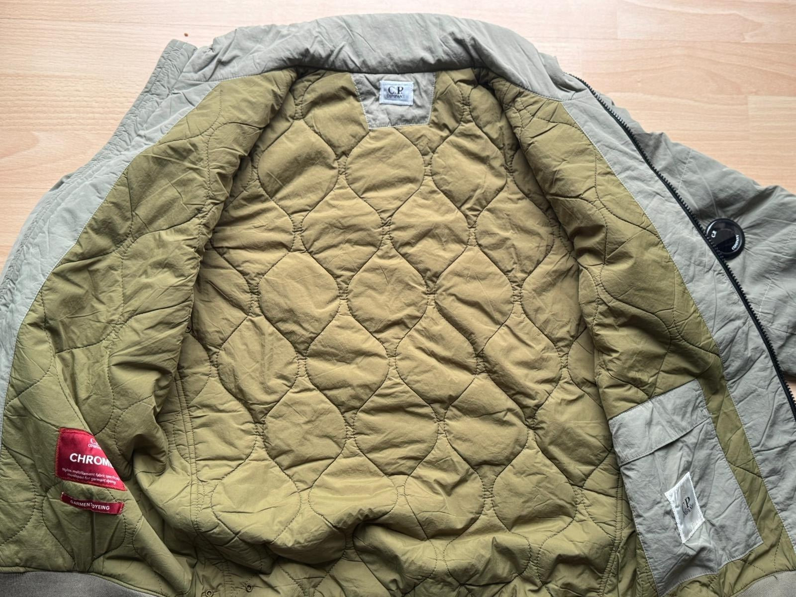 C.P. Company Chrome-R Lens Bomberjacke, Light Olive, Größe M, Neu mit Etikett