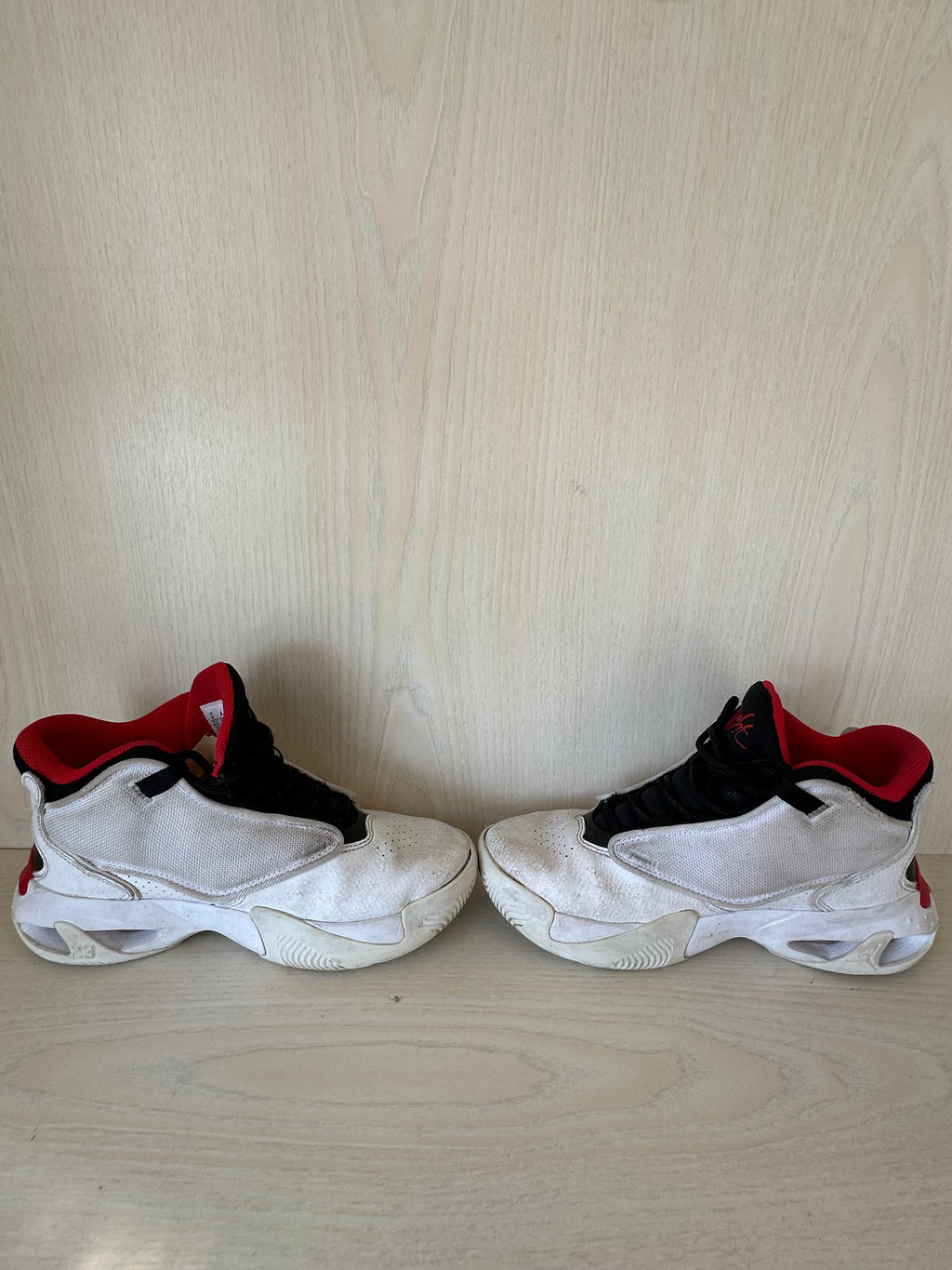 Jordan Max Aura 4 GS Weiß/University Red – EU 36 – guter Zustand