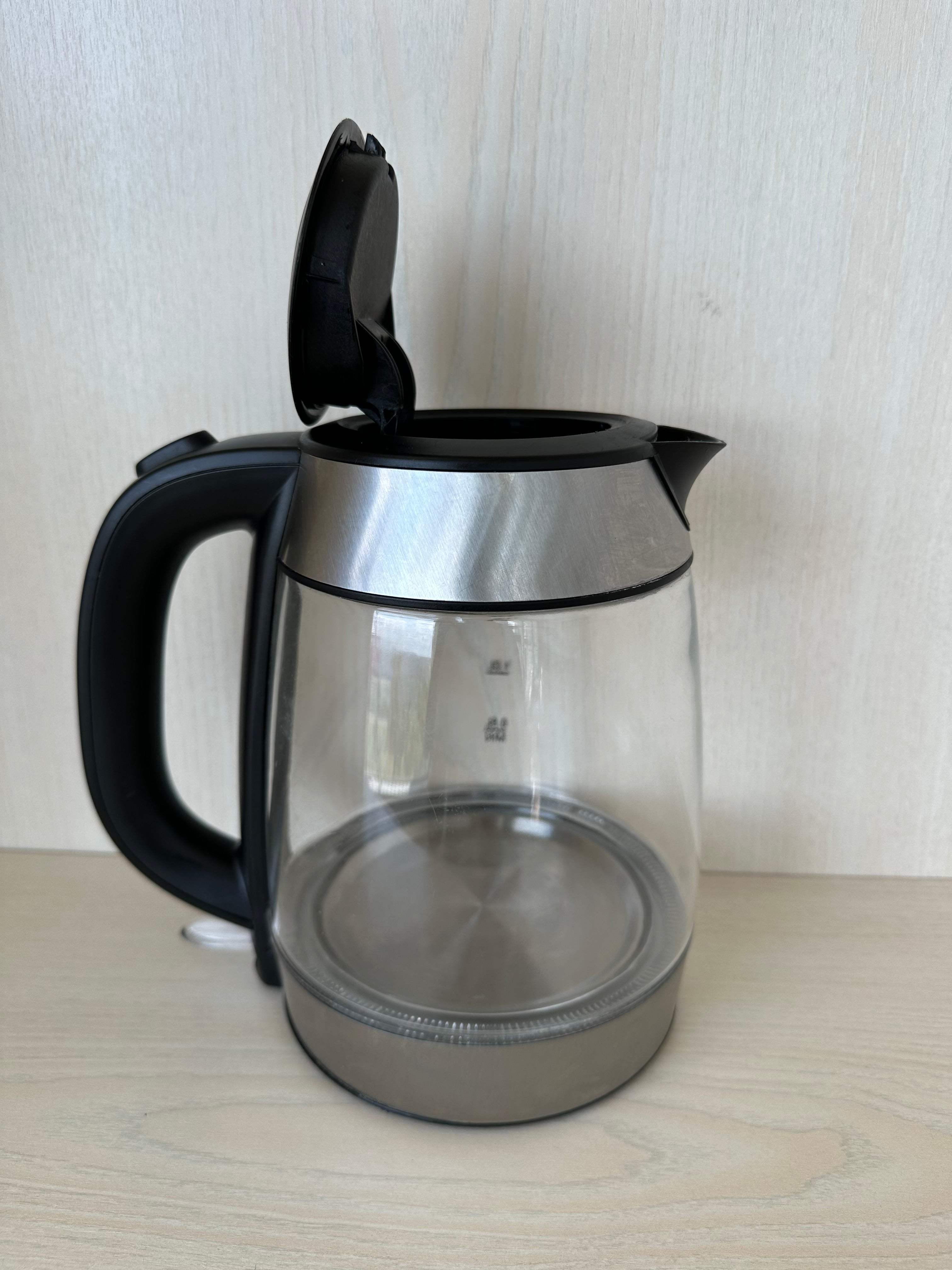 Koenic Kettle K17 – Glas, 1,7L, Silber/Schwarz, Sehr guter Zustand