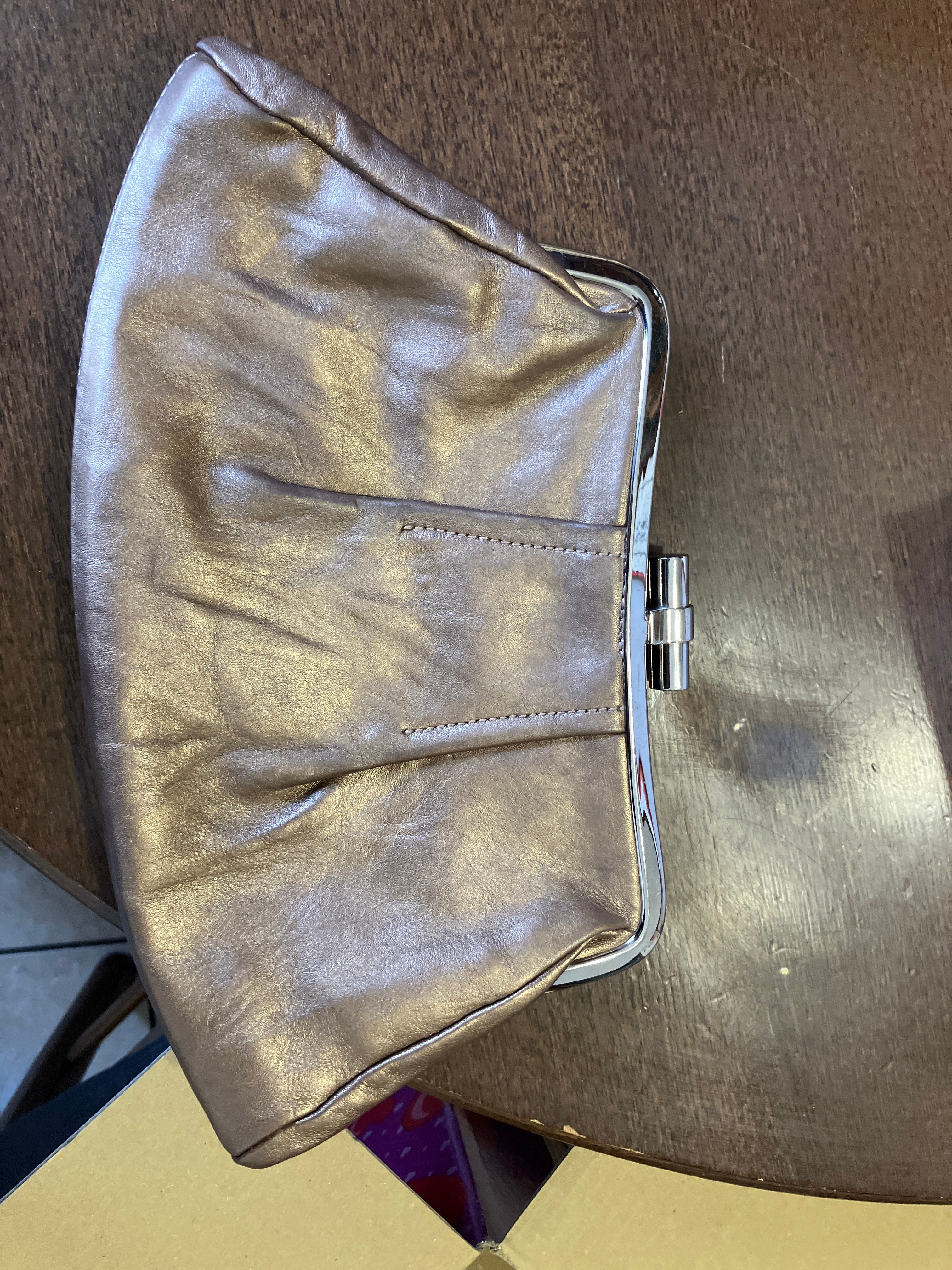 Furla Metallic Bronze Leder Clutch 25cm Kiss-Lock, Zustand Gut