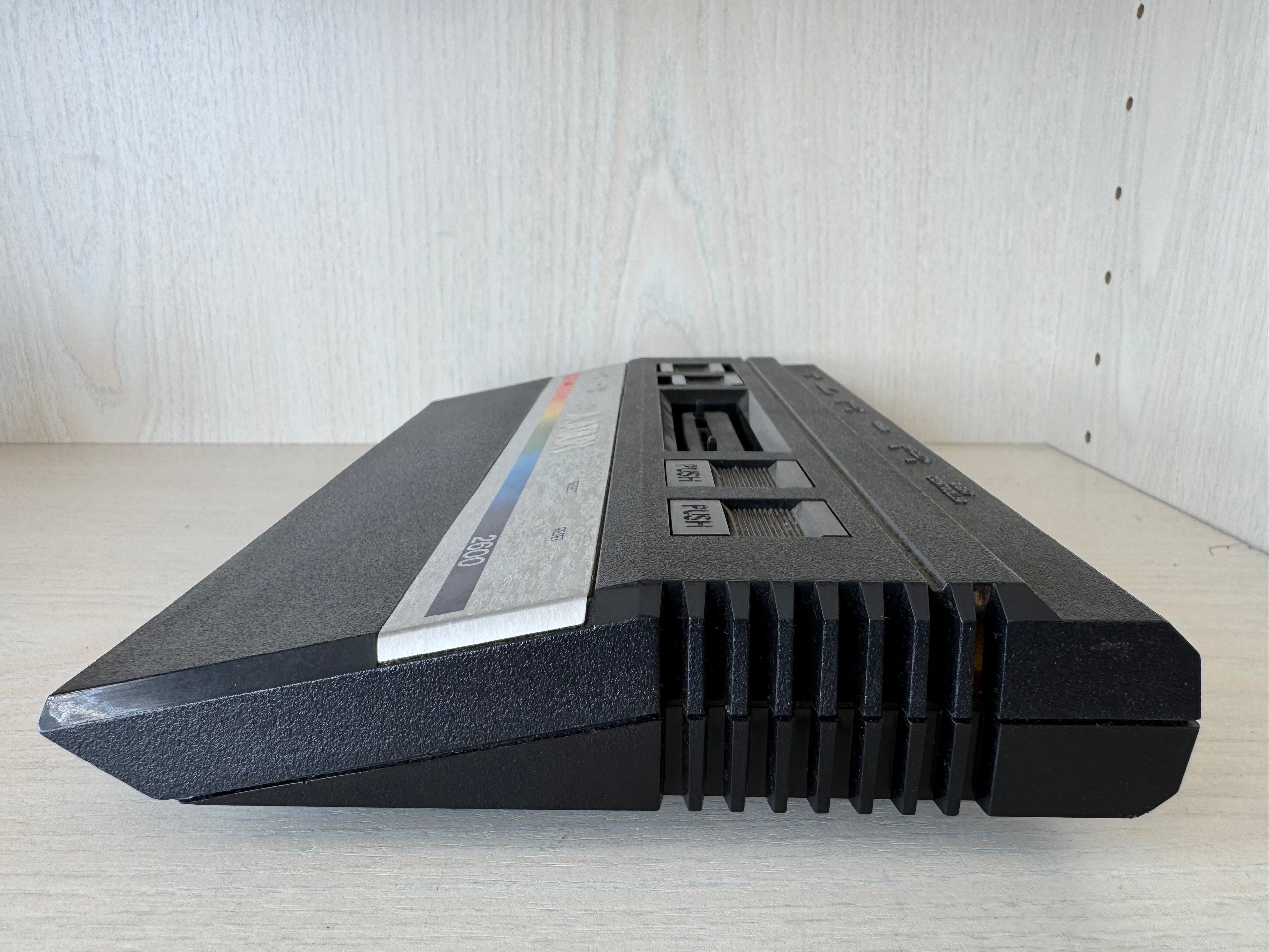 Atari 2600 Junior „Rainbow“ PAL – Kult-Konsole, guter Zustand