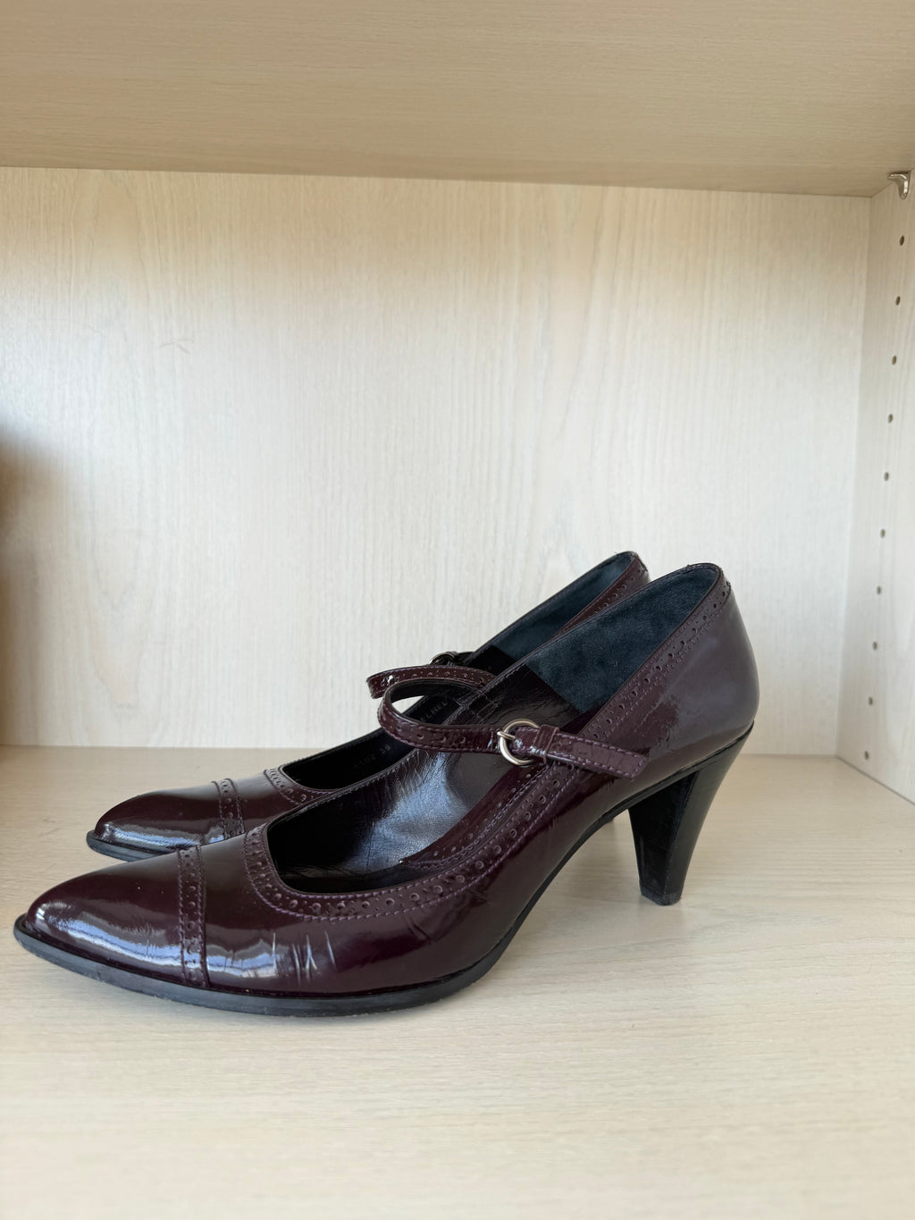 Balenciaga Paris Mary-Jane Pumps – Lackleder, Bordeaux, Gr. 38, Guter Zustand