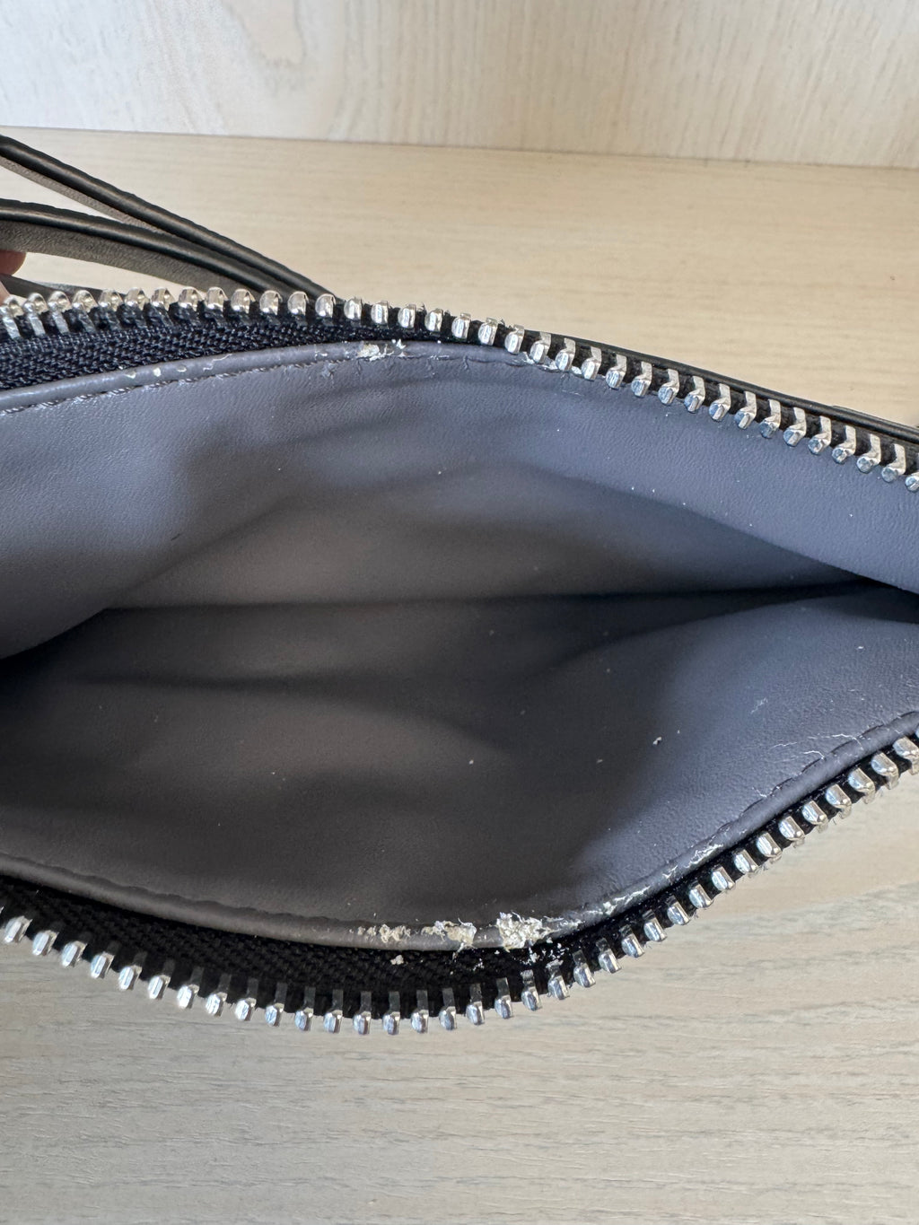 Kenneth Cole Reaction Wristlet / Zip Pouch Leder Schwarz Mittel – Sehr Gut