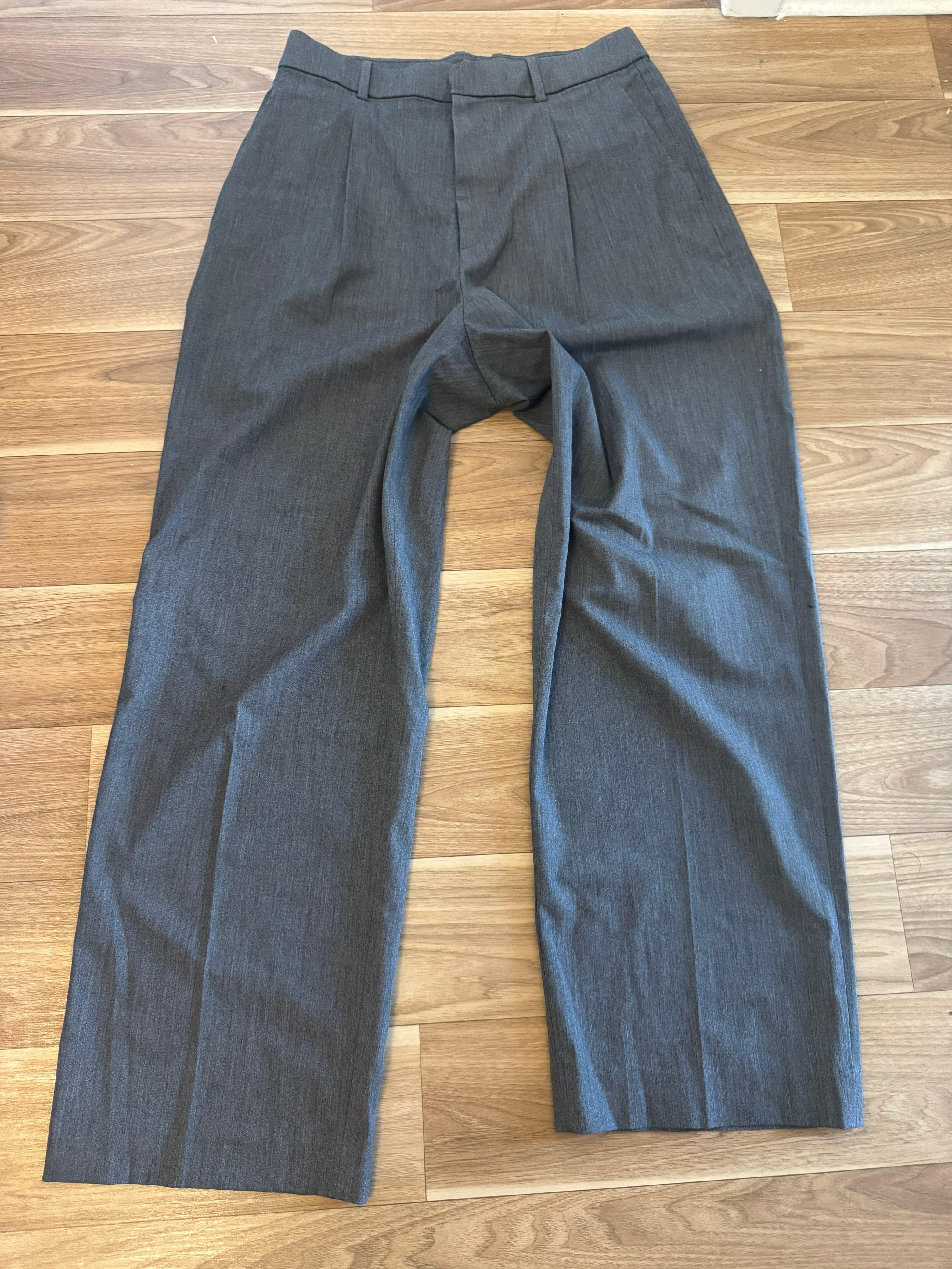UNIQLO Men’s Pleated Suit Pants Gray Size 40, Very Good Condition