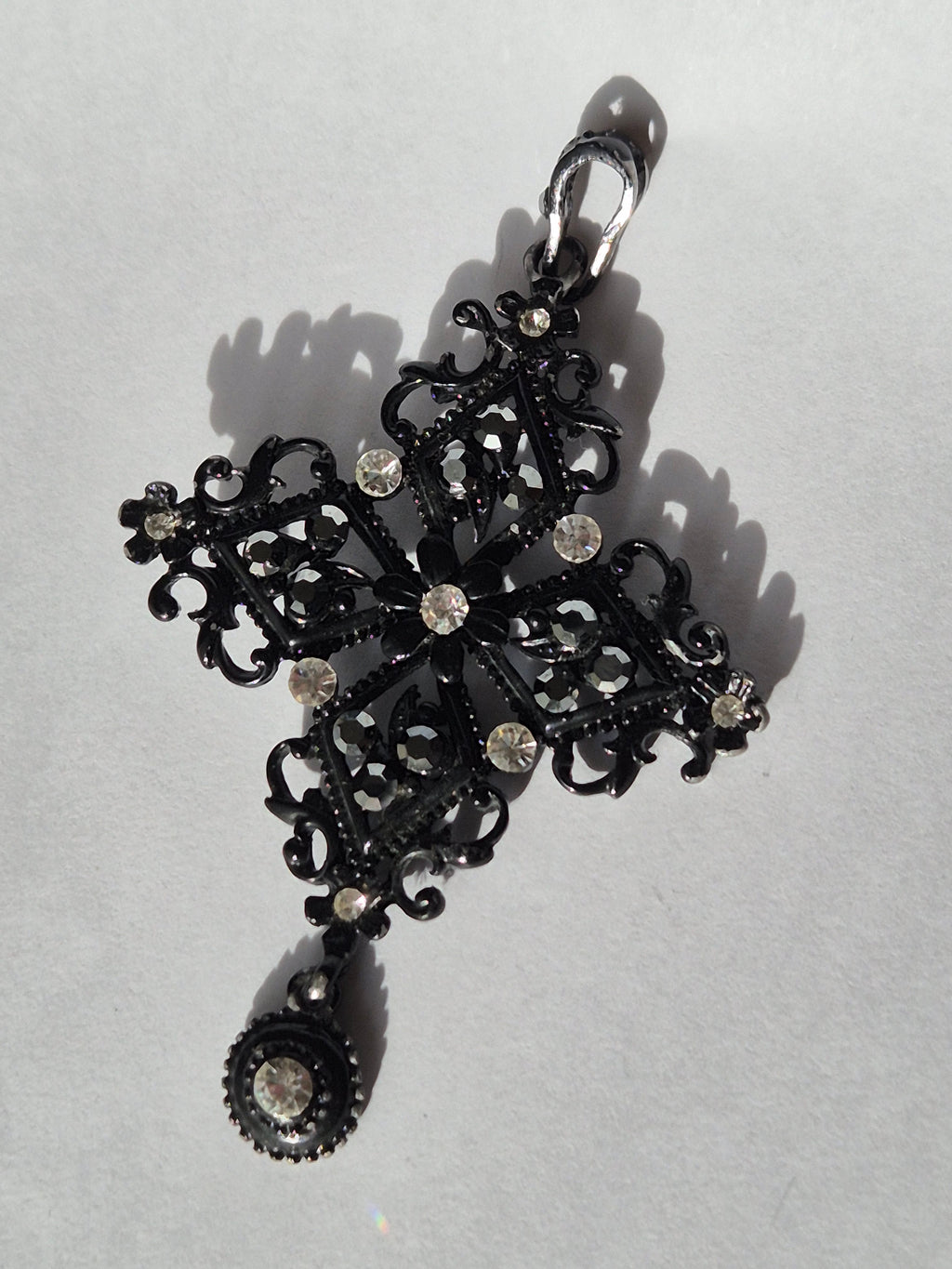 Schwarzer Gothic Kreuz Anhänger mit Strass | 7,6 cm | Gut