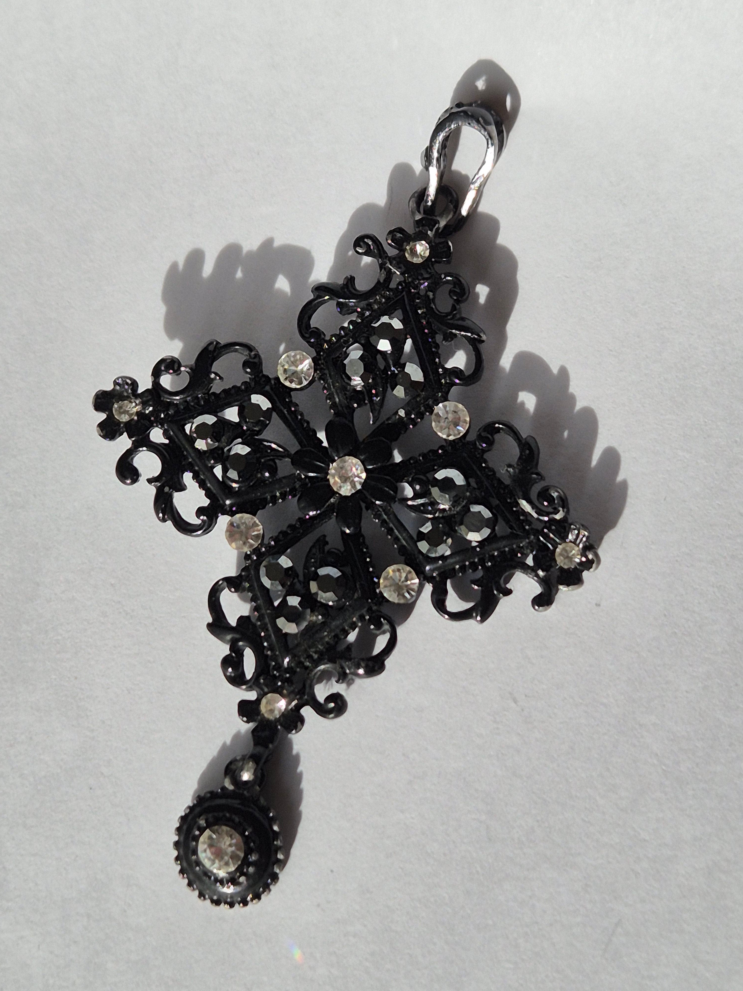 Schwarzer Gothic Kreuz Anhänger mit Strass | 7,6 cm | Gut