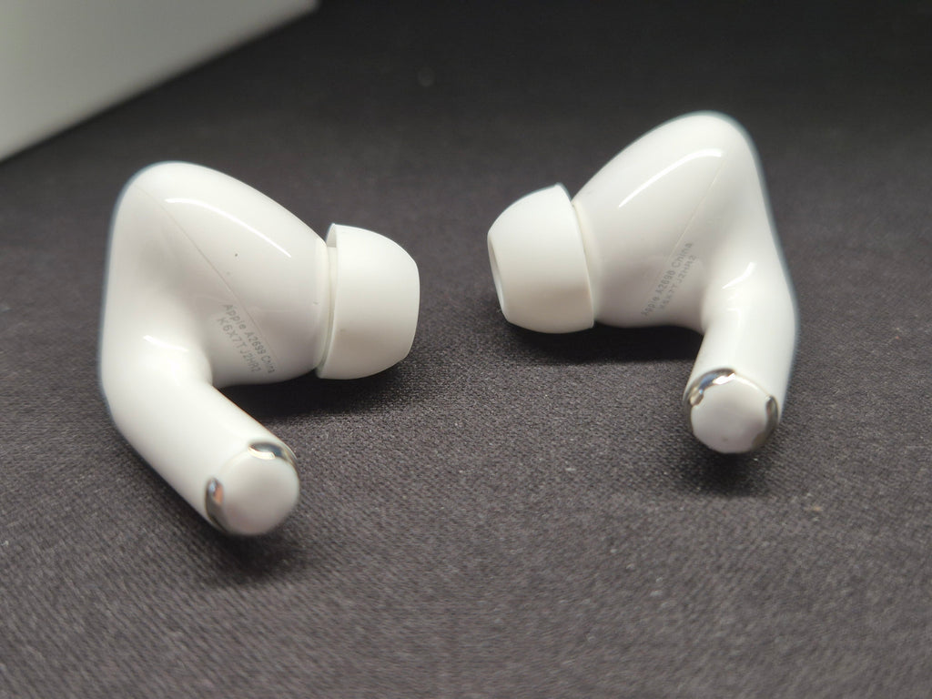 Apple AirPods Pro 2nd Gen White MagSafe Case Good Condition + Extra Ear Tips