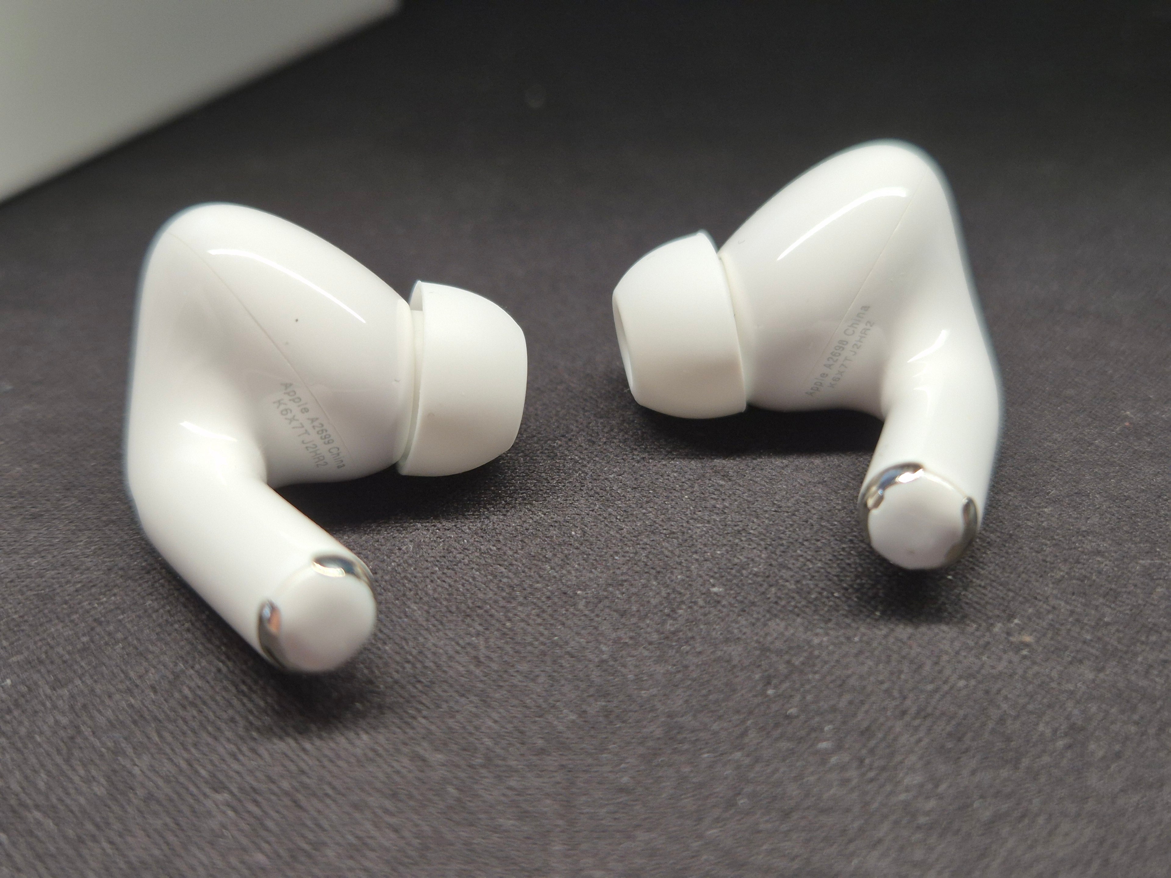 Apple AirPods Pro 2nd Gen White MagSafe Case Good Condition + Extra Ear Tips