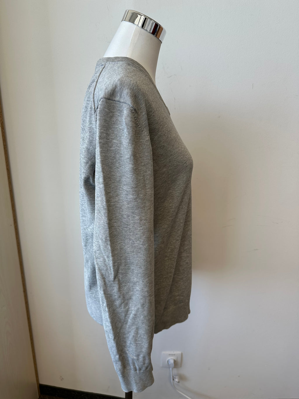 Peak Performance Grey V-Neck Sweater Men's Large – Good Condition