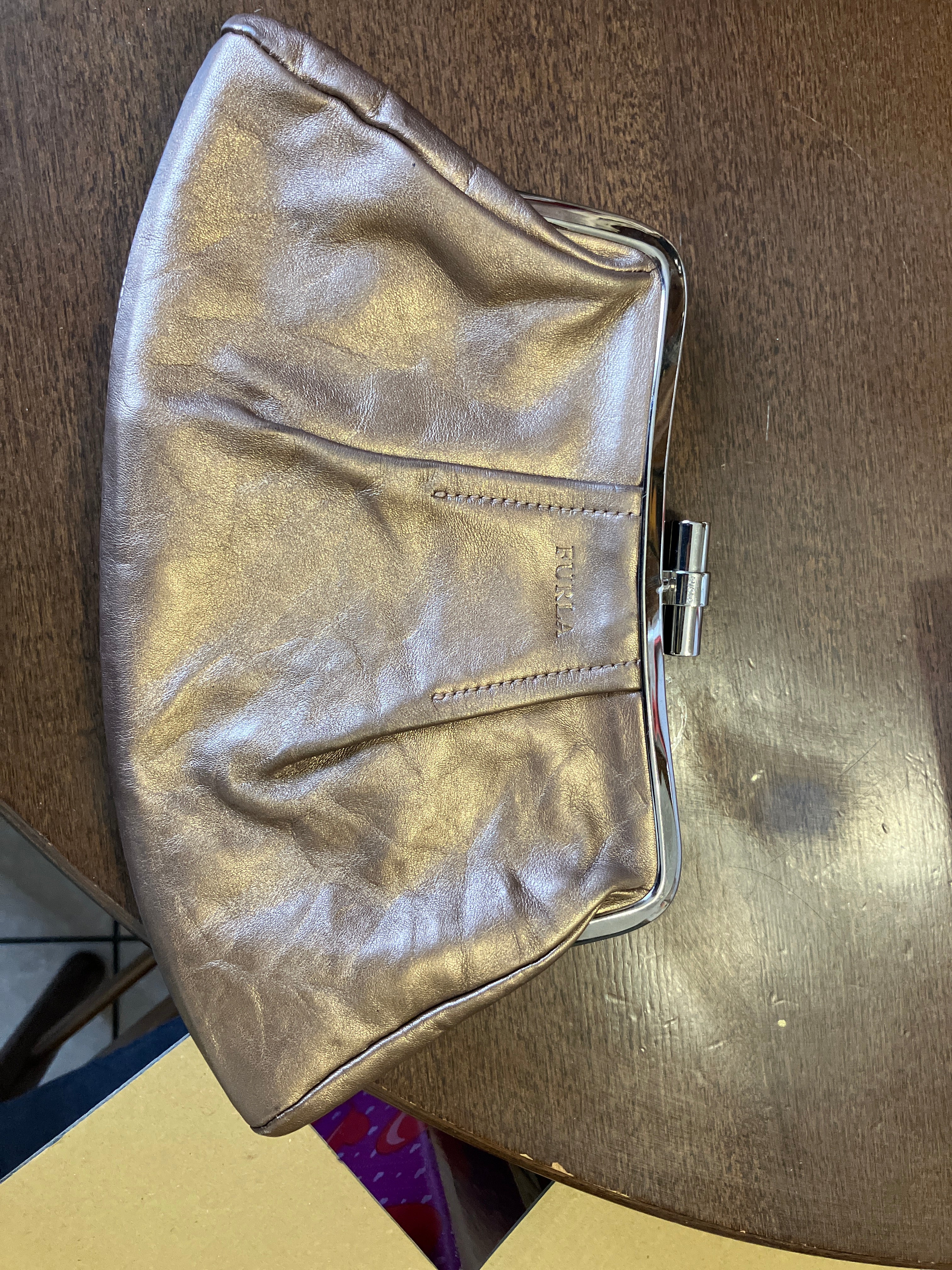 Furla Metallic Bronze Leder Clutch 25cm Kiss-Lock, Zustand Gut