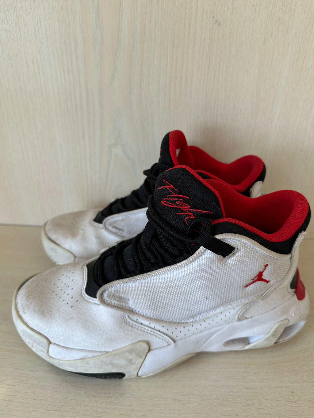 Jordan Max Aura 4 GS Weiß/University Red – EU 36 – guter Zustand