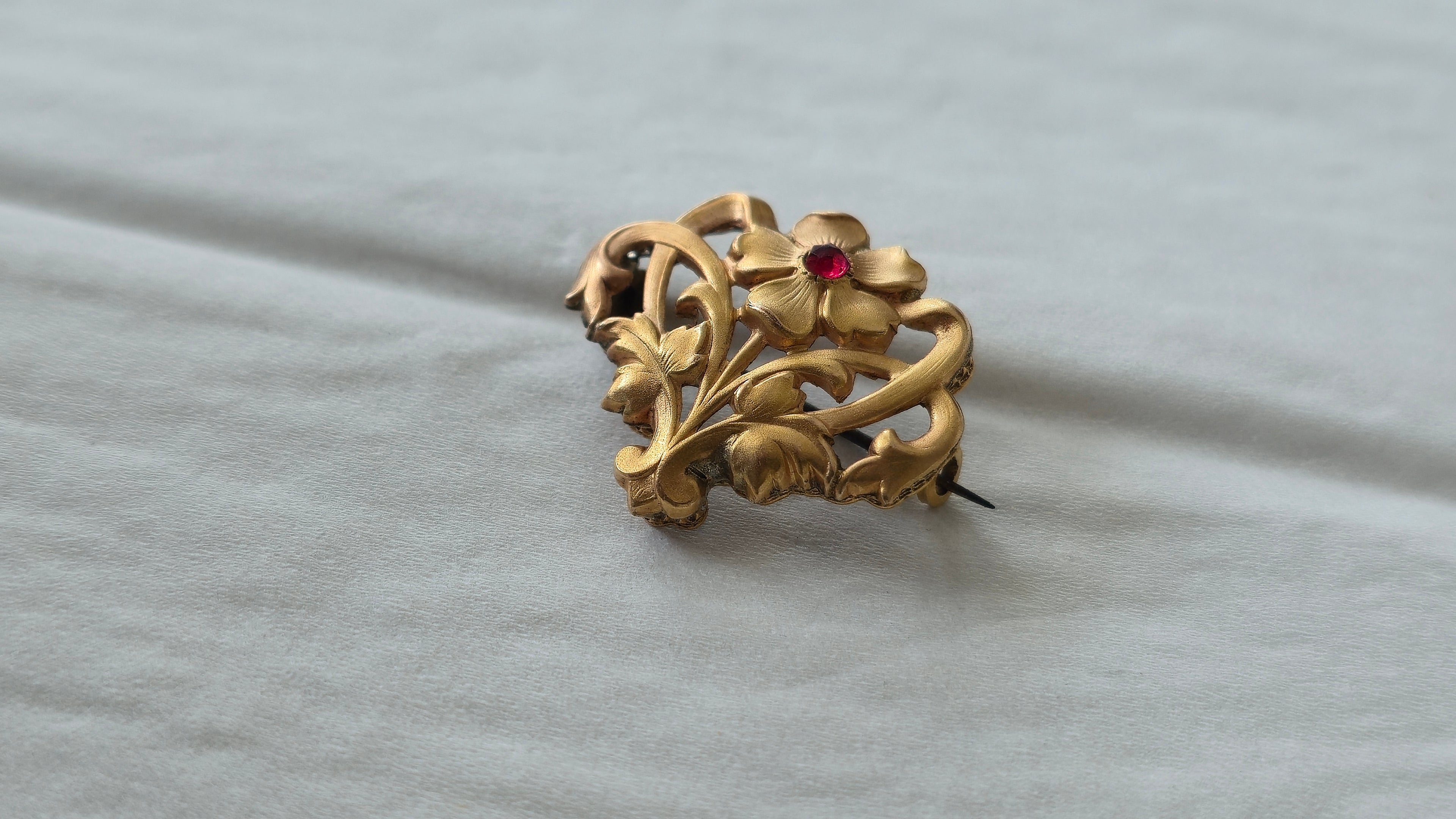 ORIA Art Nouveau Brooch | Gold-Plated | Ruby Paste | Small | Very Good