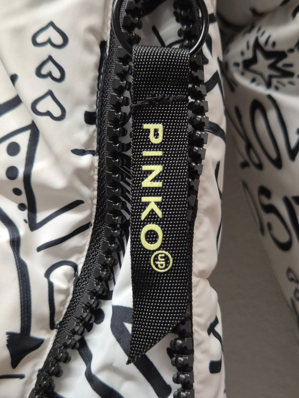 PINKO UP „Positive Vibes Graffiti“ Pufferjacke Weiß/Schwarz Gr. M, Gut