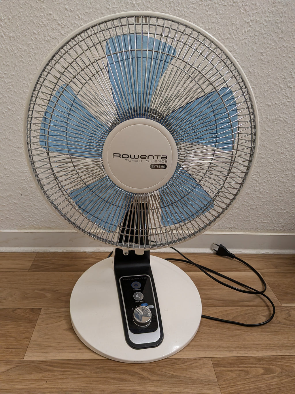 Rowenta Turbo Silence Extreme Table Fan | 4 Speeds | 12″ | White/Blue | Excellent