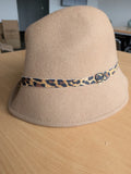 Intrend Woll-Fedora M, Camel mit Leopardenband, sehr guter Zustand