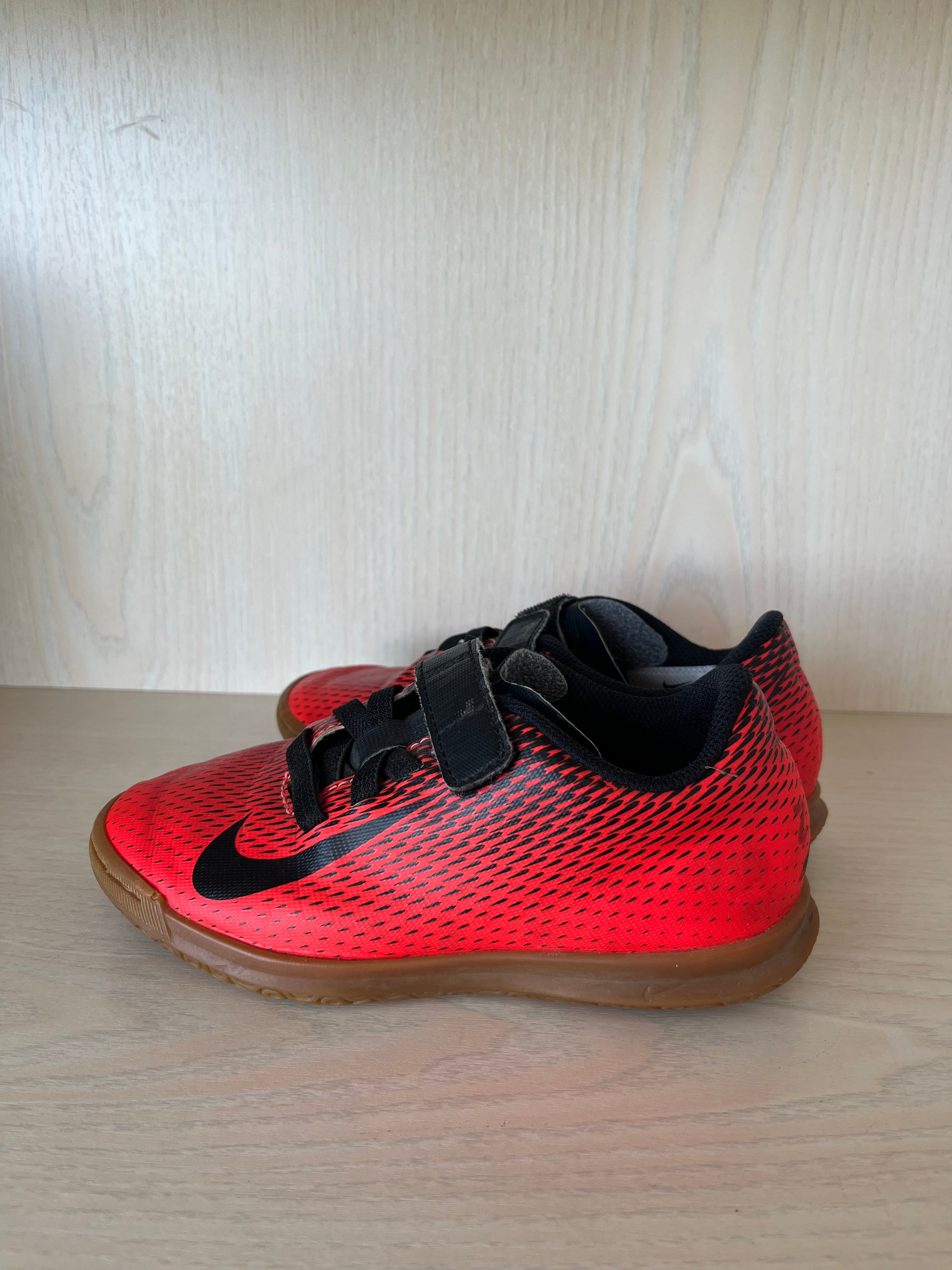Nike Jr. BravataX II IC Hallenschuhe Rot/Schwarz EU 30.5 | Gebraucht