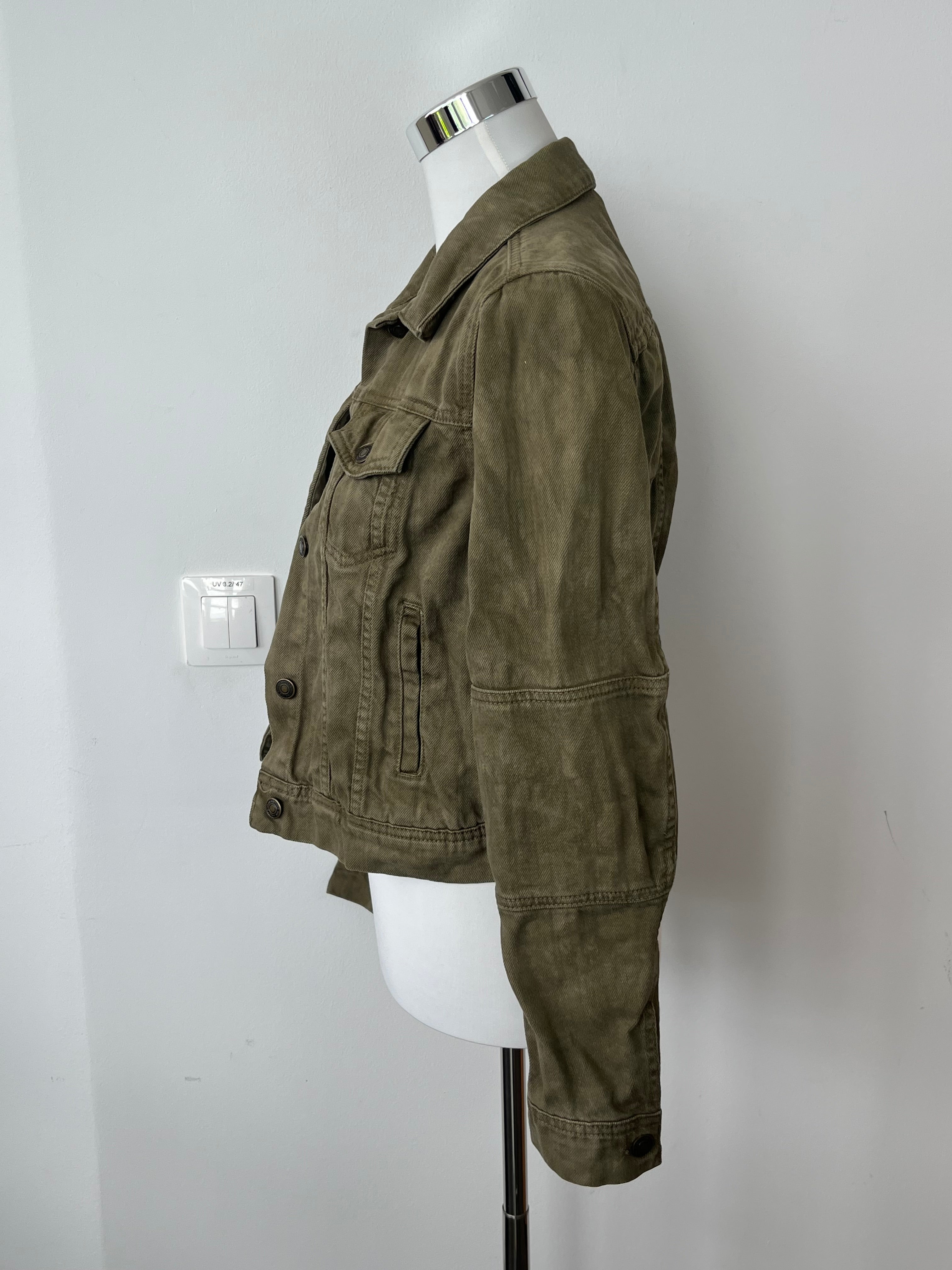 Free People „Rumors“ Cropped Jeansjacke Olive – XS, guter Zustand