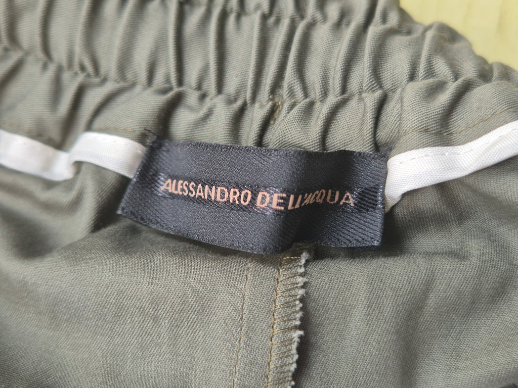 Alessandro Dell’Acqua Bermuda Shorts – XS/S – Armygrün – 3D Blumenstickerei – Sehr gut