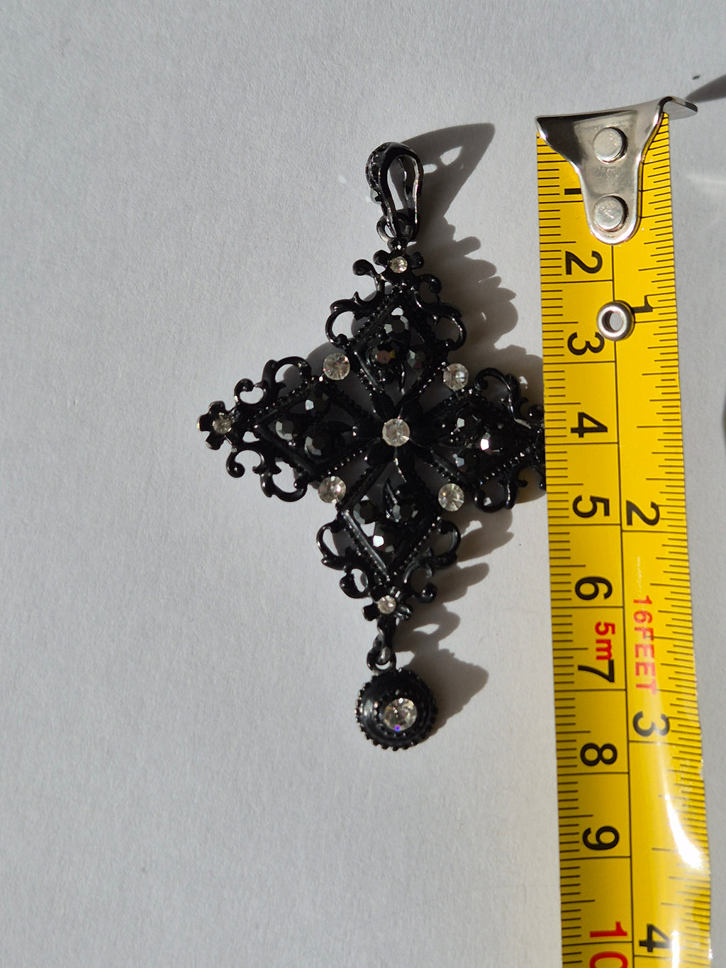 Schwarzer Gothic Kreuz Anhänger mit Strass | 7,6 cm | Gut