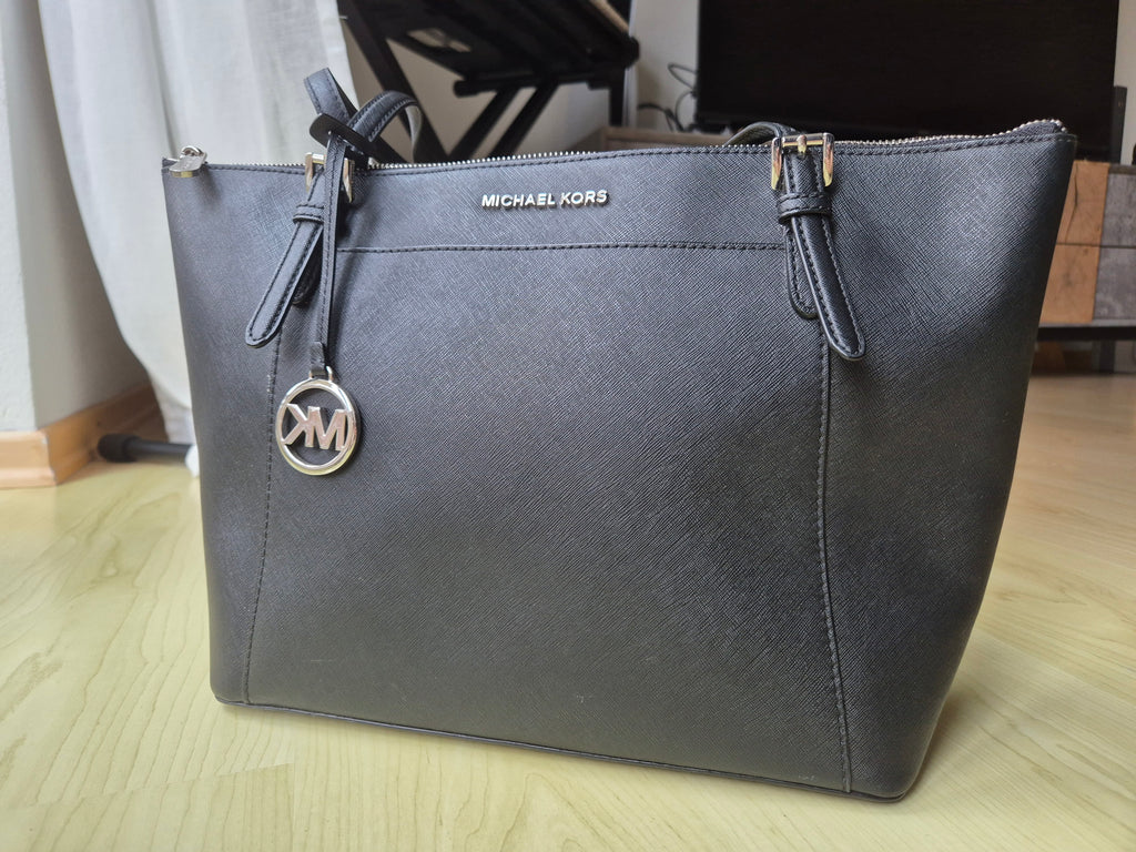 Michael Kors Voyager Large Tote Black Saffiano Leather, Very Good Condition