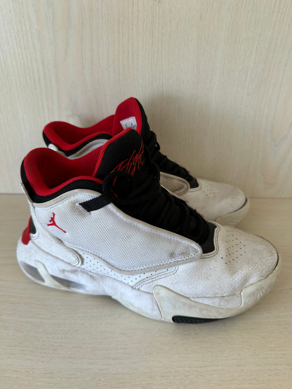 Jordan Max Aura 4 GS Weiß/University Red – EU 36 – guter Zustand