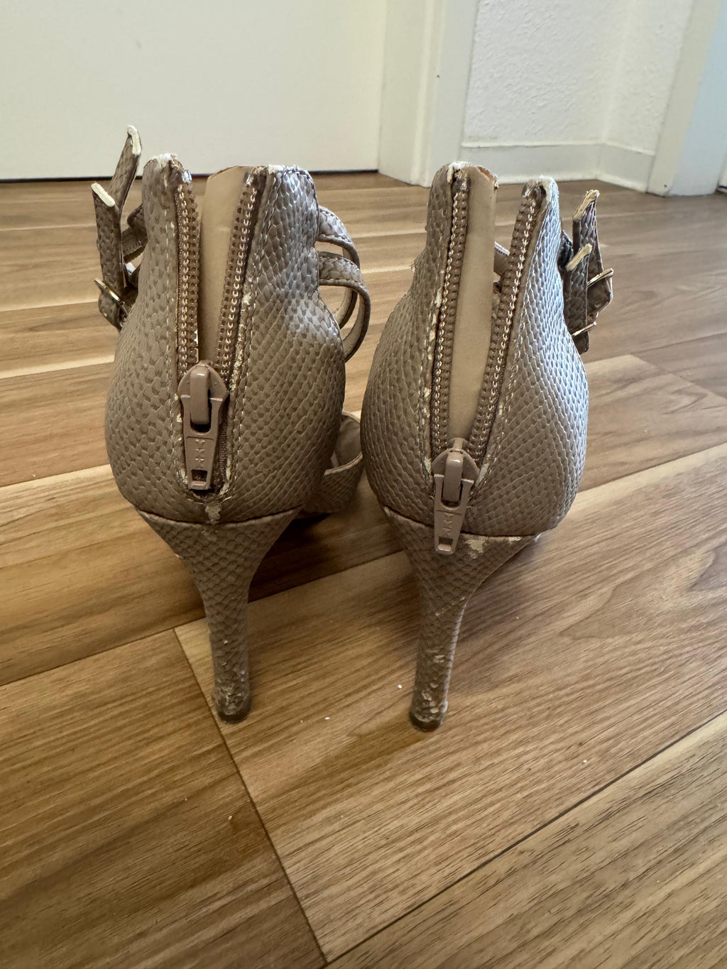 Bullboxer Fringe Sandalen – Kunstleder, Cream, Gr. 38, Zustand: Stark gebraucht