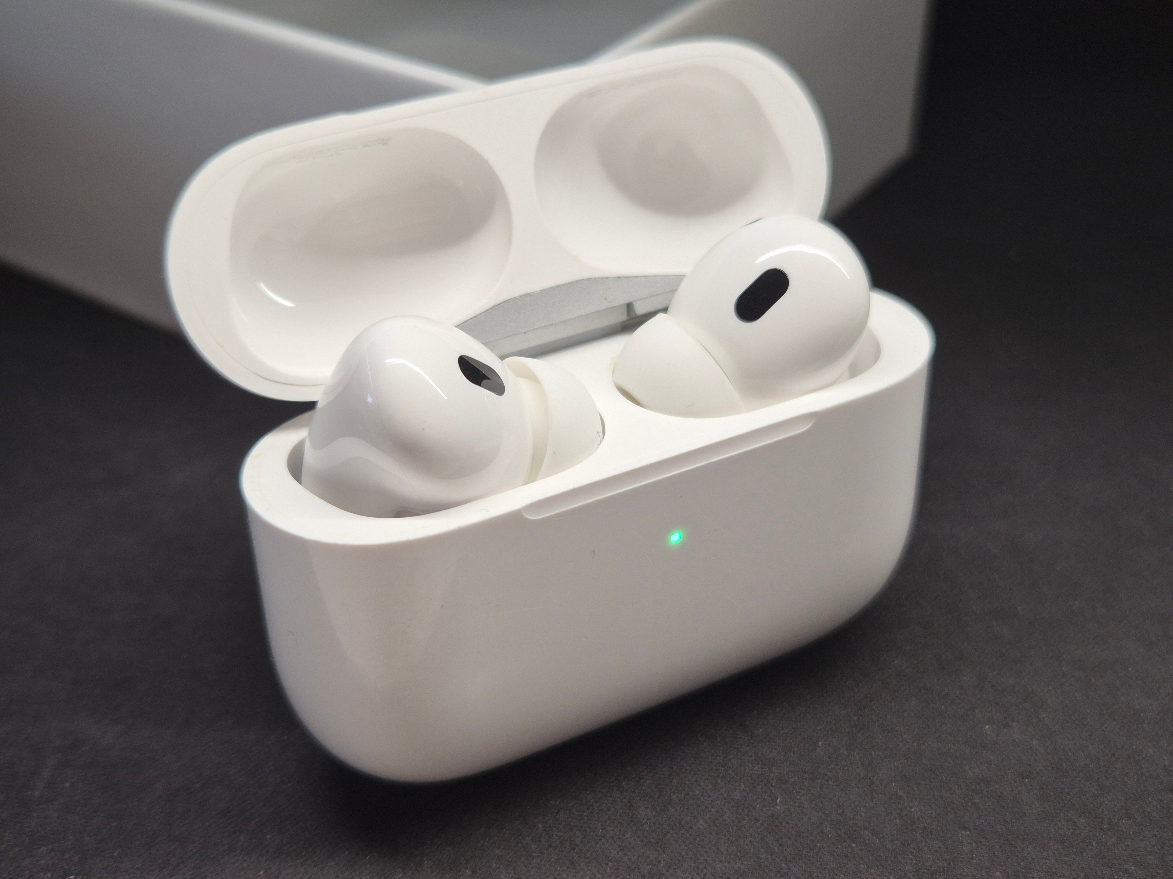 Apple AirPods Pro 2nd Gen White MagSafe Case Good Condition + Extra Ear Tips