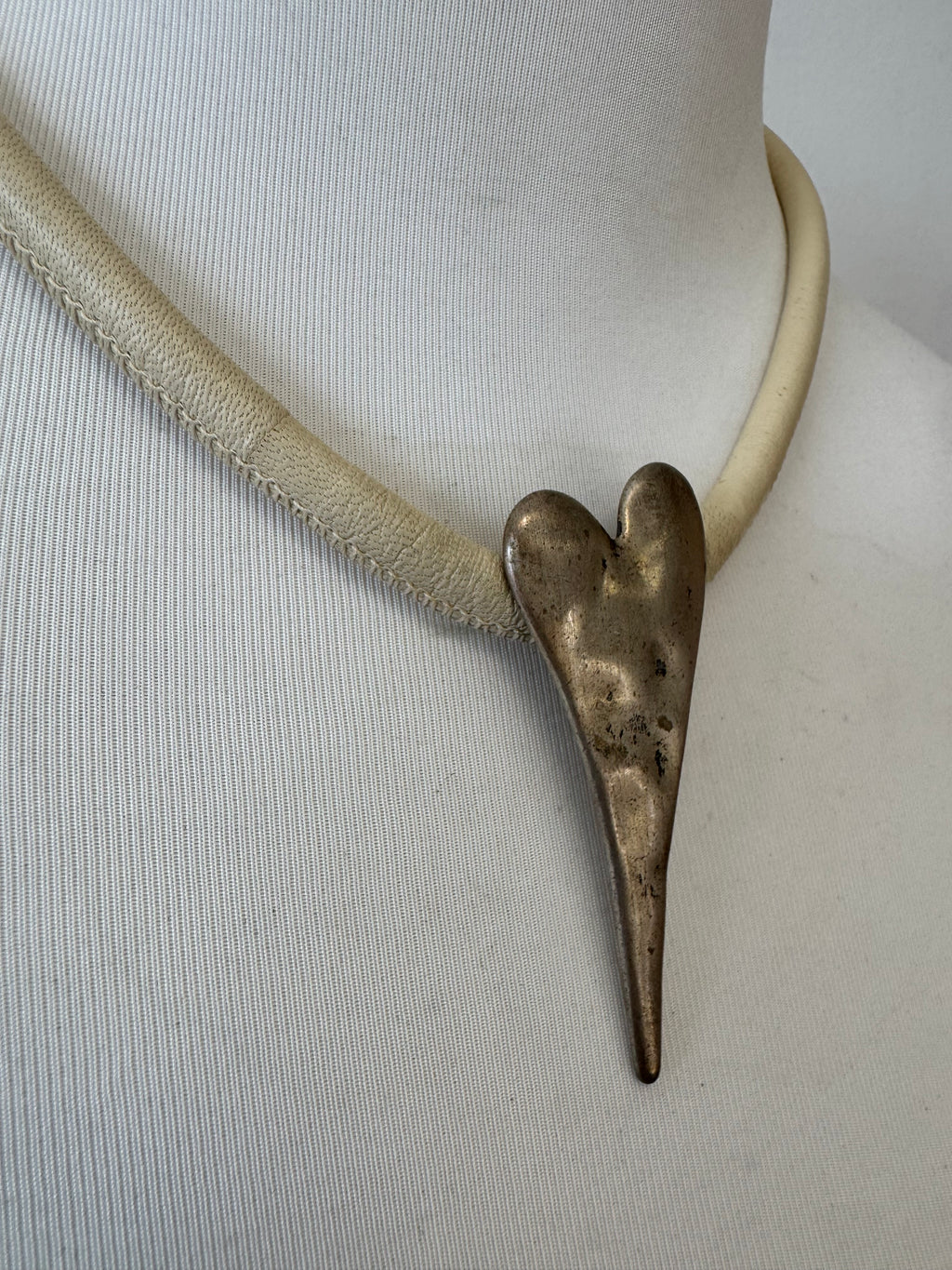 Chau Herzanhänger Halskette, Silberfarben, Kunstlederband, Gebraucht