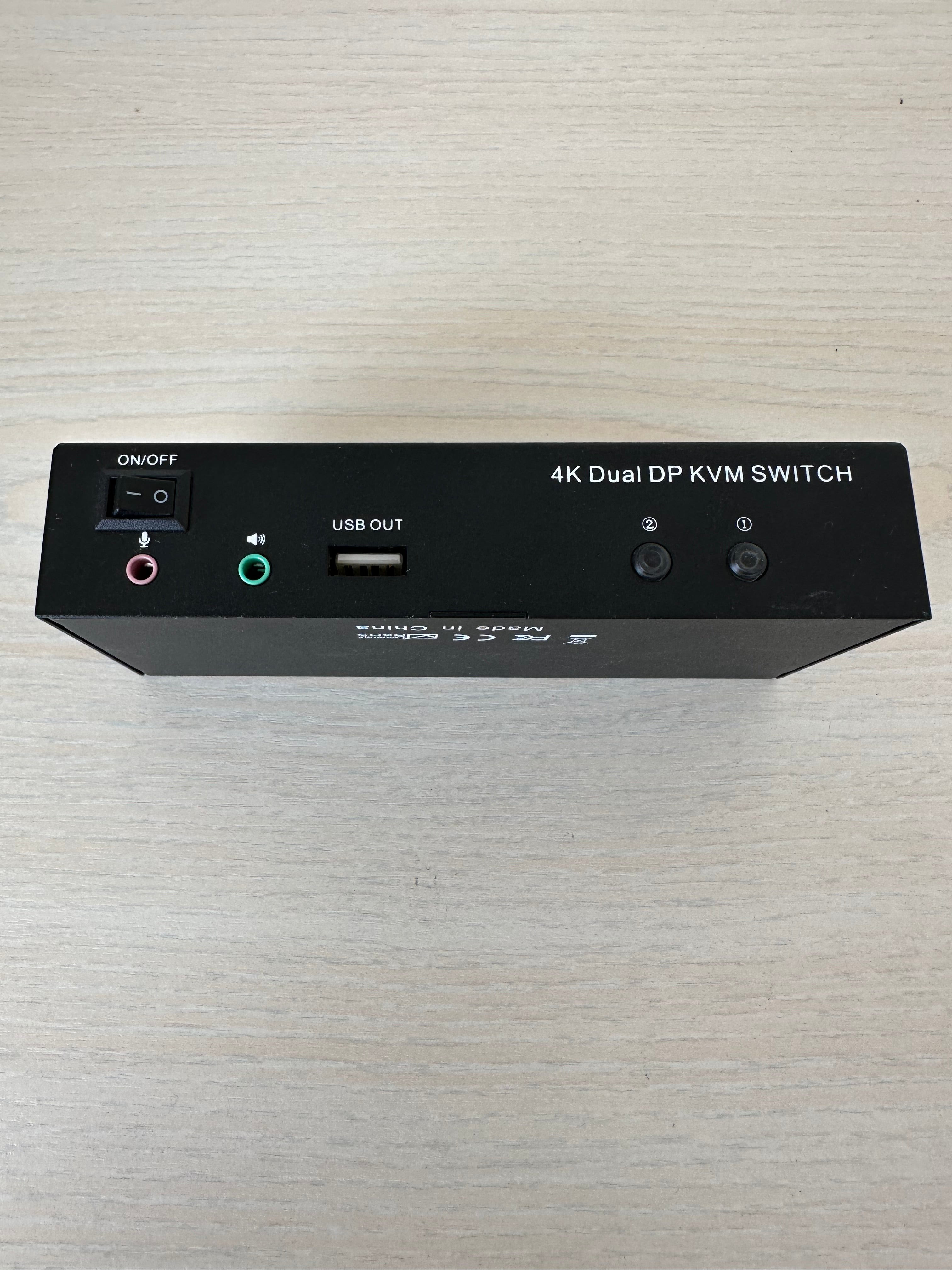 4K Dual DisplayPort 2x2 KVM Switch USB Audio Schwarz Kompakt Sehr Gut