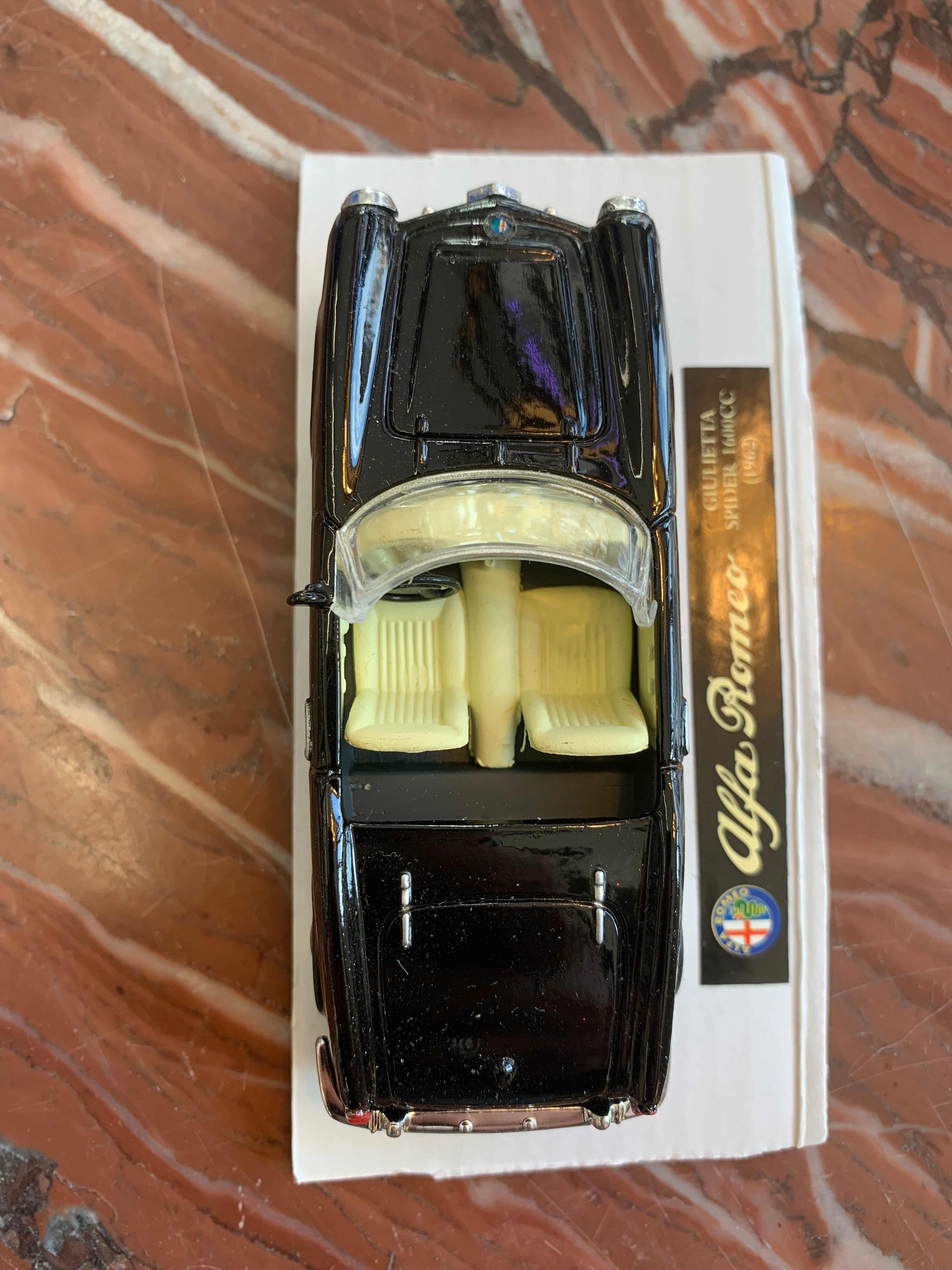 Alfa Romeo Giulietta Spider 1600cc Modellauto 1:43 schwarz, sehr guter Zustand