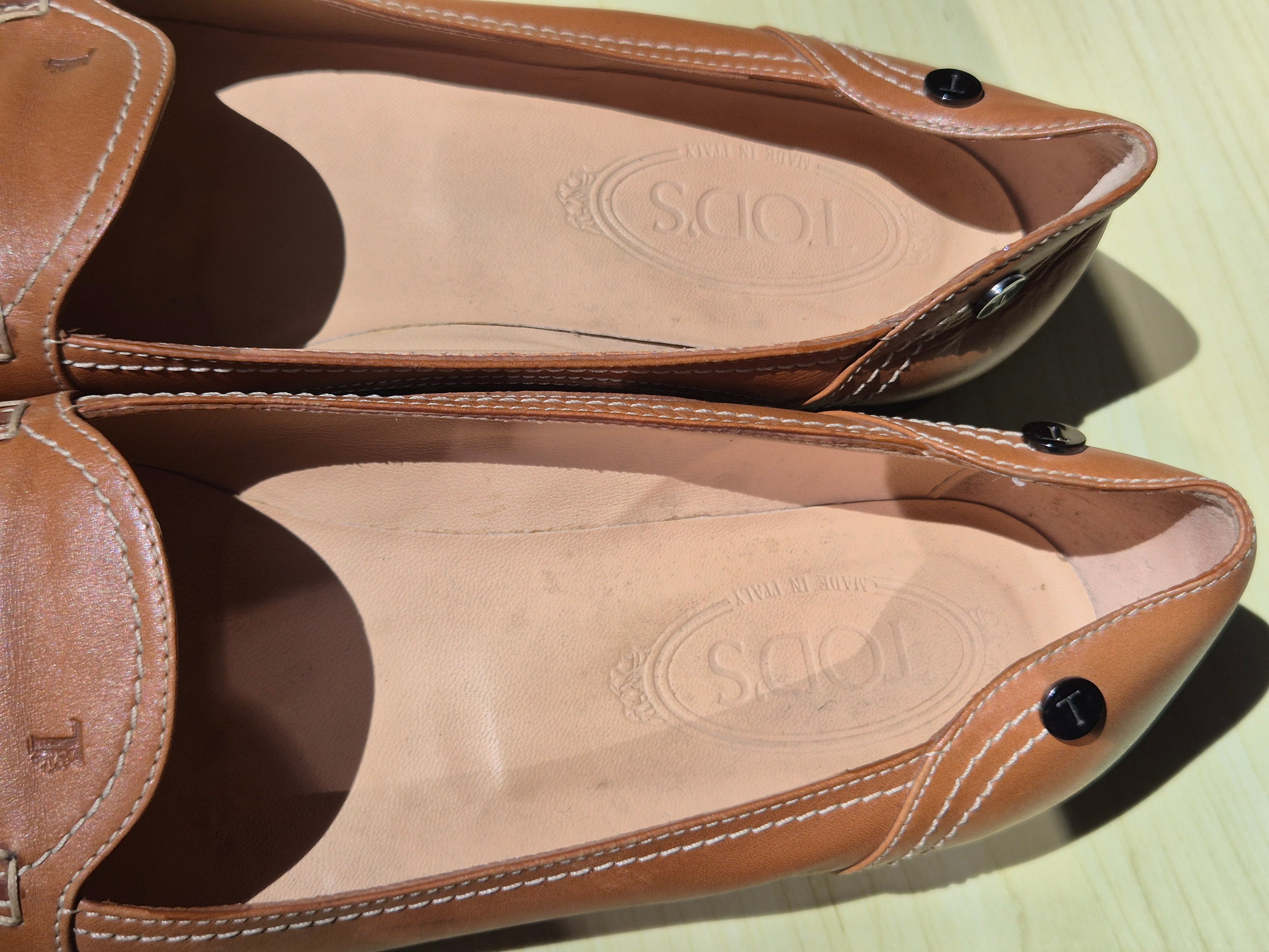 Tod’s Women’s Leather Loafers Tan EU 39.5 Square Toe w/ Dust Bag Good Condition