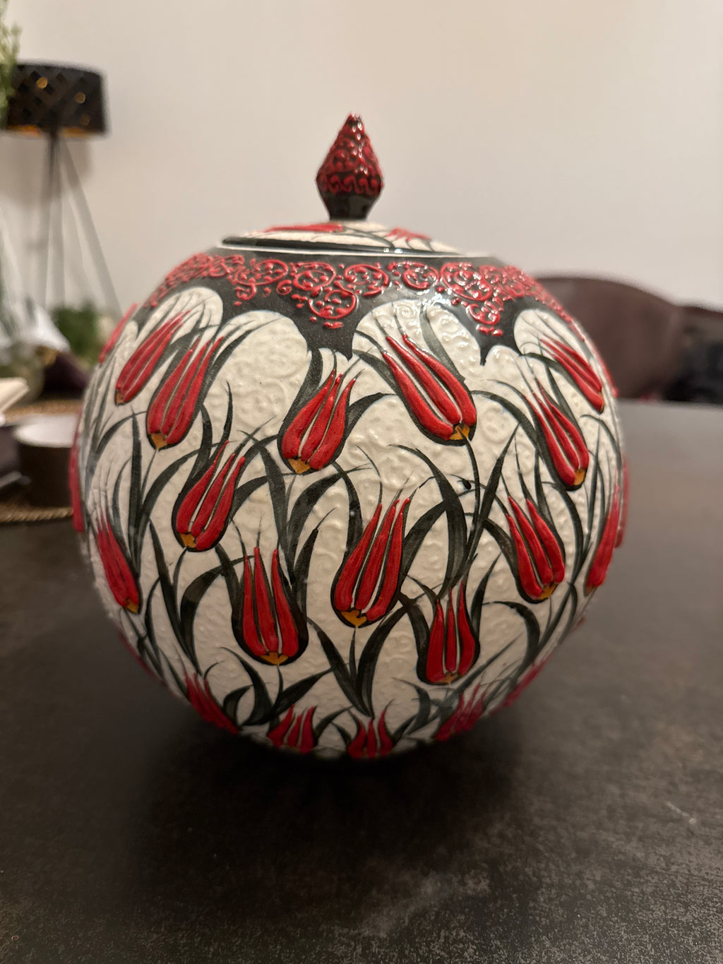 Signiertes Iznik-Keramikgefäß mit Tulpenmuster – Ibrahim Güyengi, wie neu