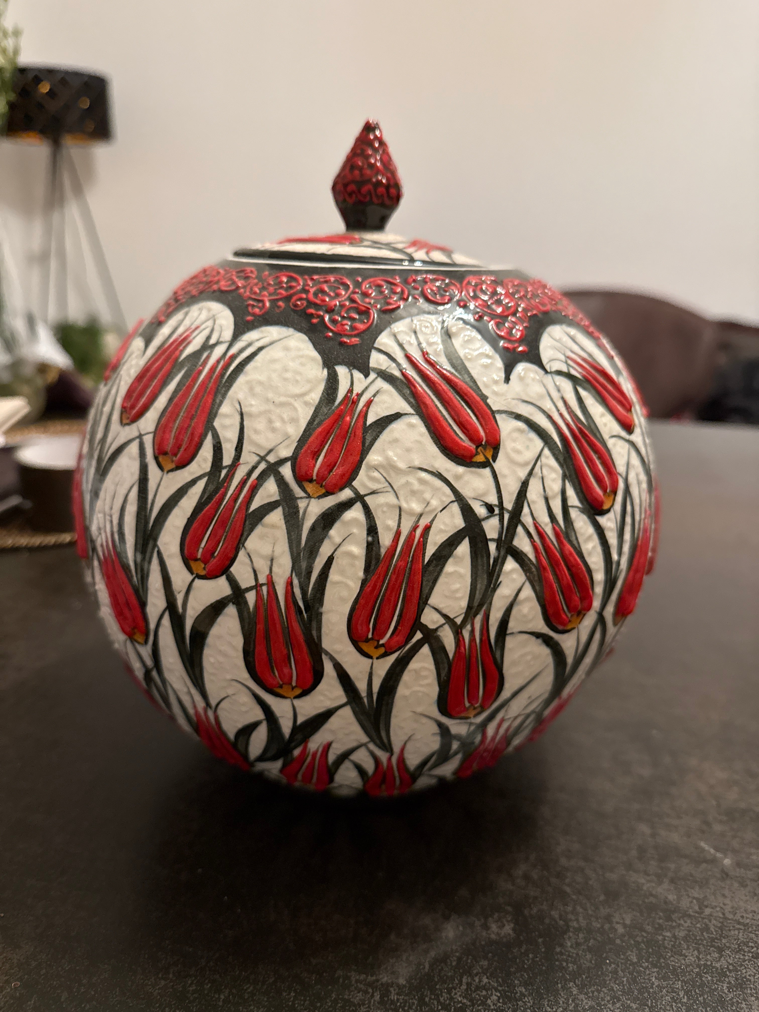 Signiertes Iznik-Keramikgefäß mit Tulpenmuster – Ibrahim Güyengi, wie neu