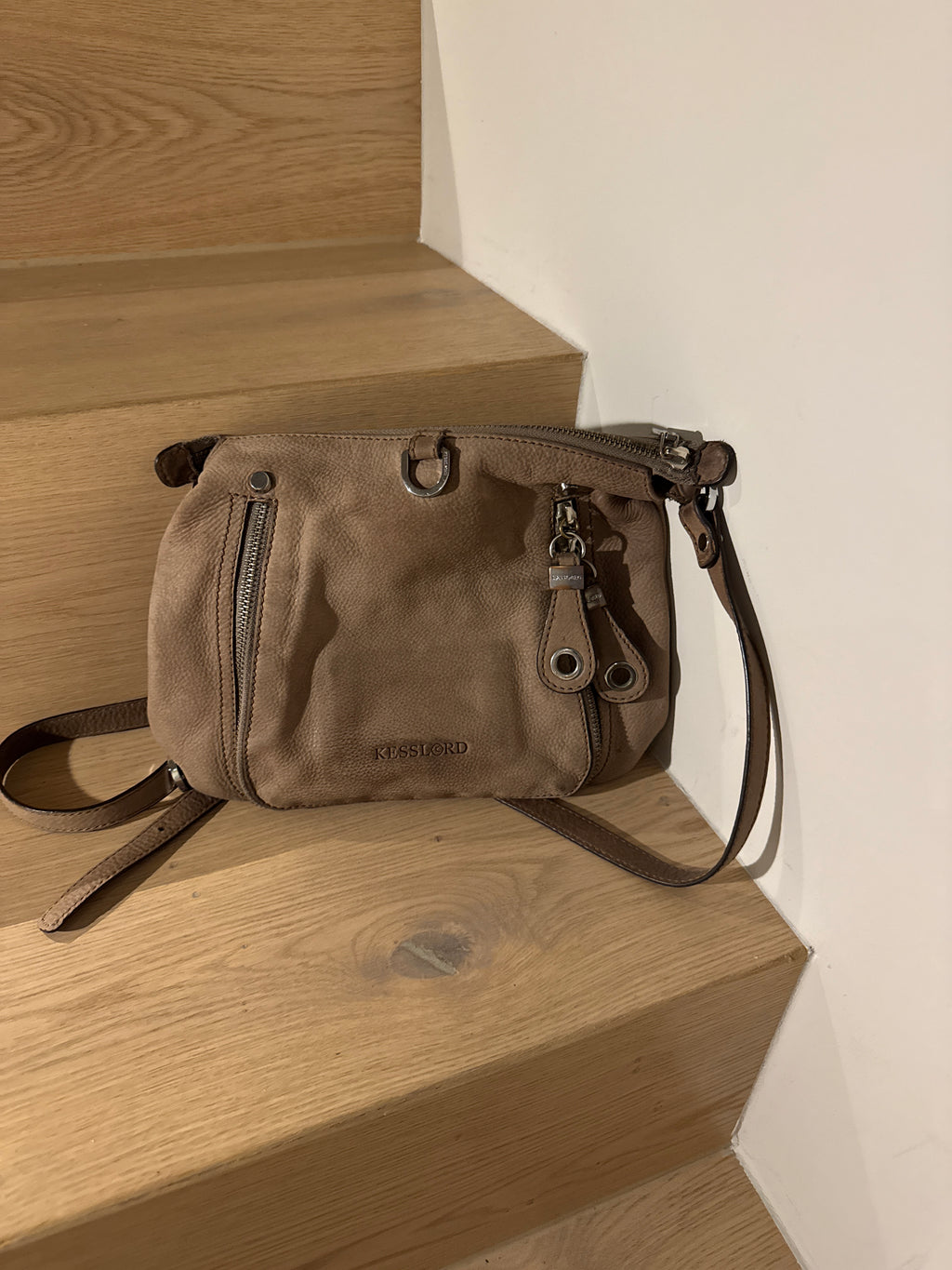 KESSLORD Crossbody Bag – Leder, Taupe, Kompakt, Gebraucht