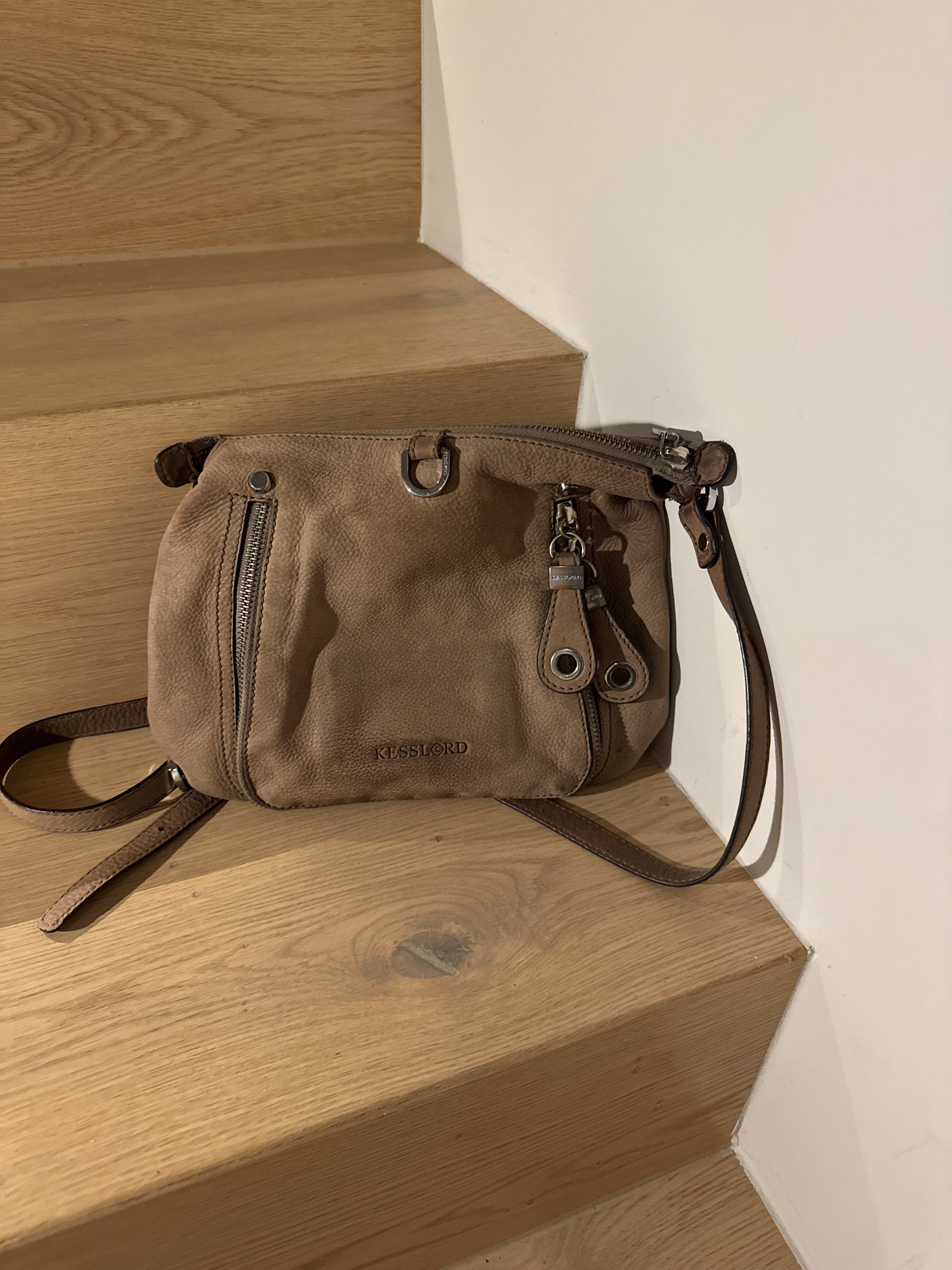 KESSLORD Crossbody Bag – Leder, Taupe, Kompakt, Gebraucht