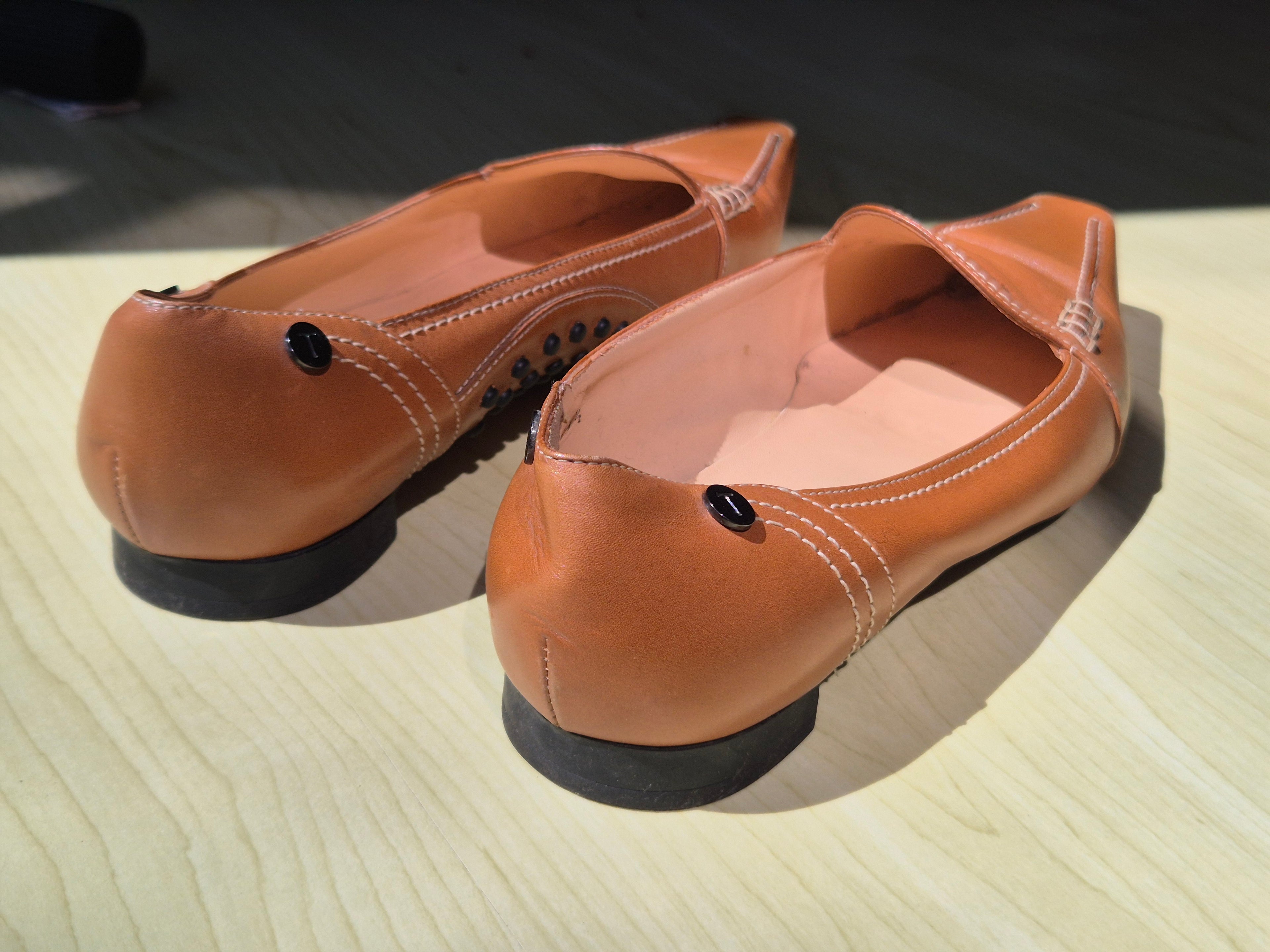 Tod’s Women’s Leather Loafers Tan EU 39.5 Square Toe w/ Dust Bag Good Condition