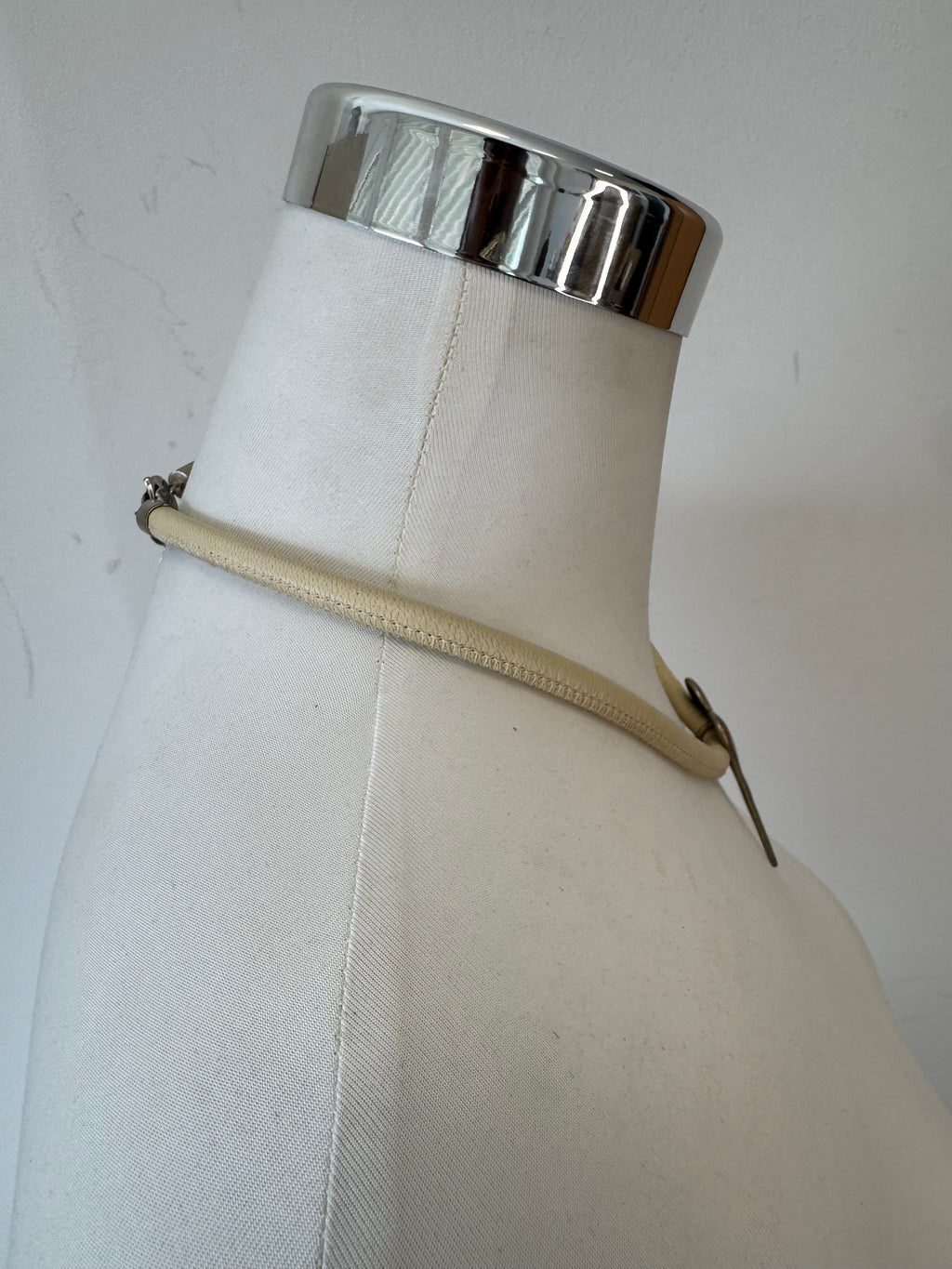 Chau Herzanhänger Halskette, Silberfarben, Kunstlederband, Gebraucht