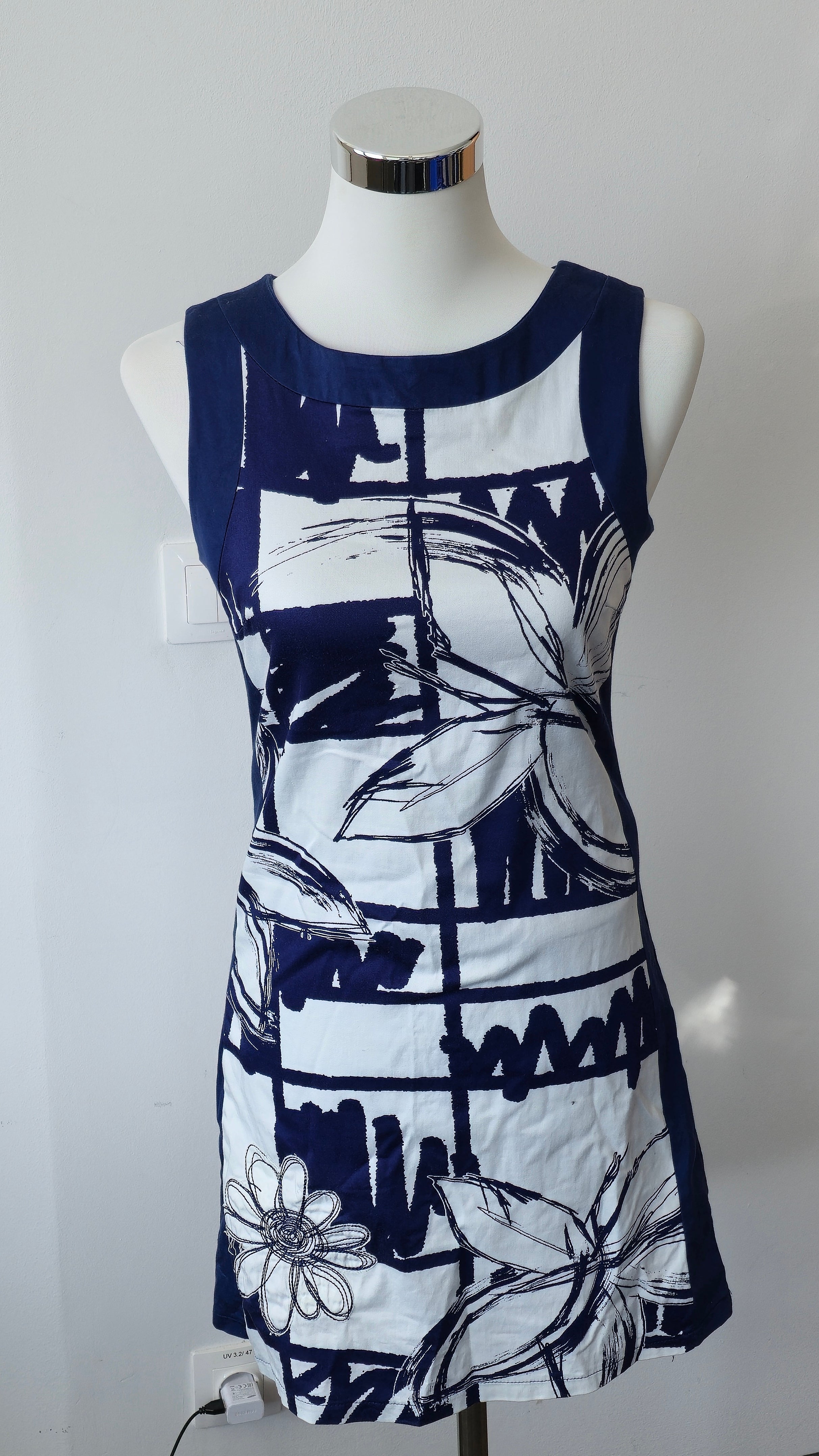 Desigual Kleid EU 36 – Blau/Weiß, Blumen, Ärmellos | Guter Zustand