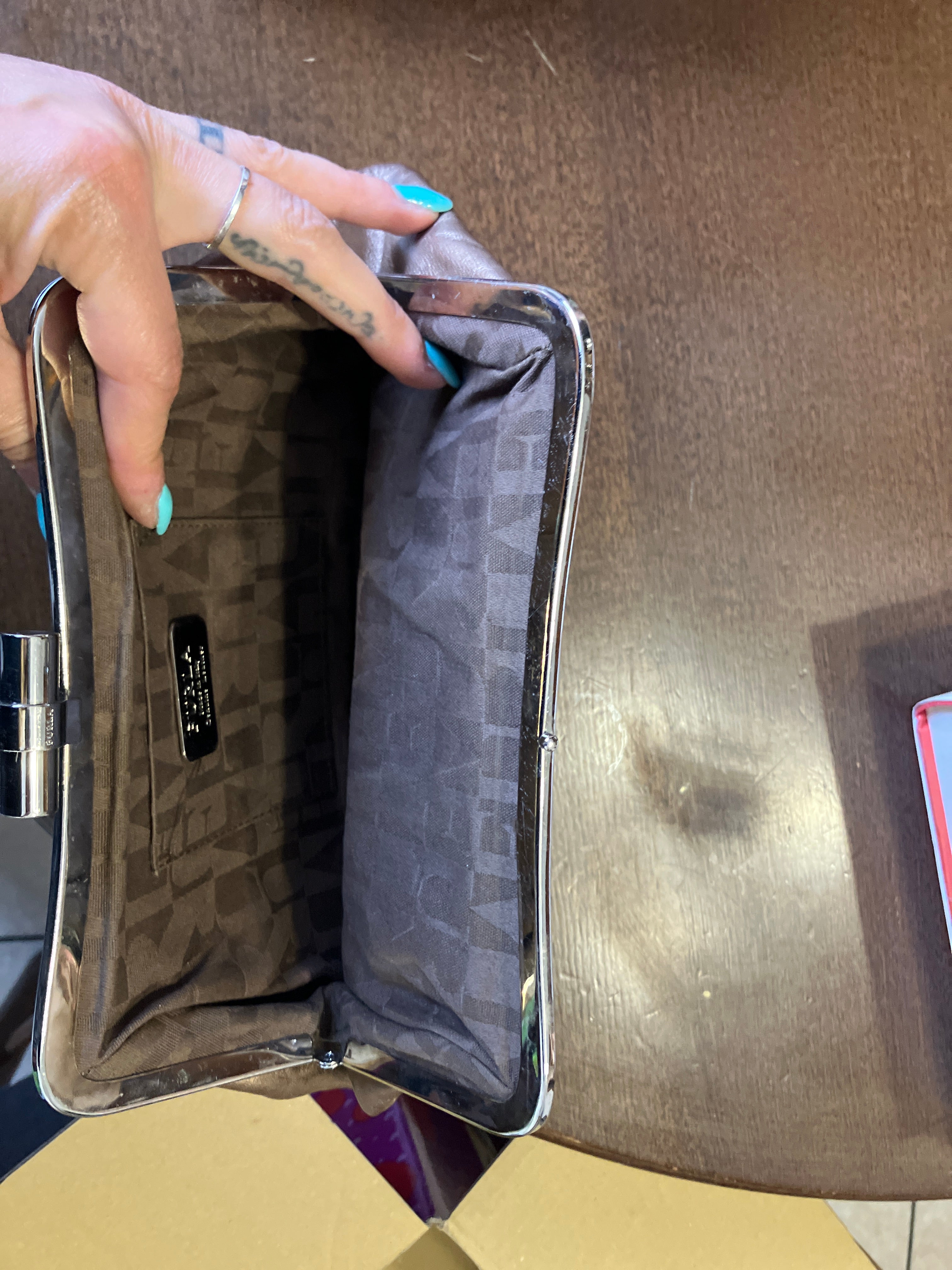 Furla Metallic Bronze Leder Clutch 25cm Kiss-Lock, Zustand Gut