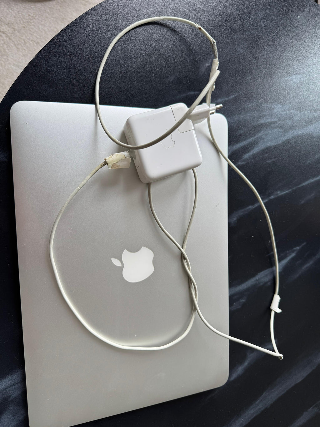 Apple MacBook Air 13 A1466 i5 8GB 256GB SSD Silber Normalzustand