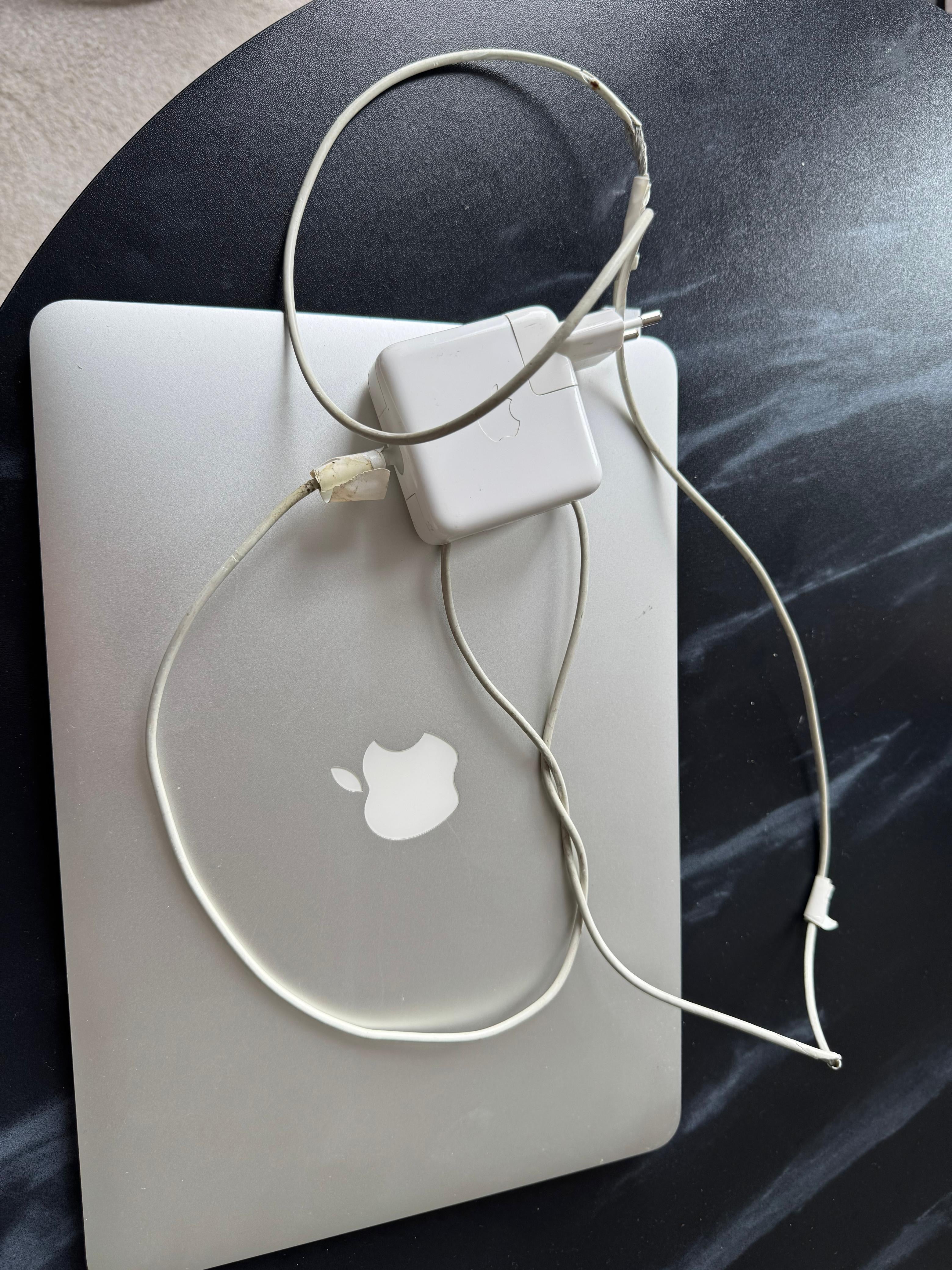 Apple MacBook Air 13 A1466 i5 8GB 256GB SSD Silber Normalzustand