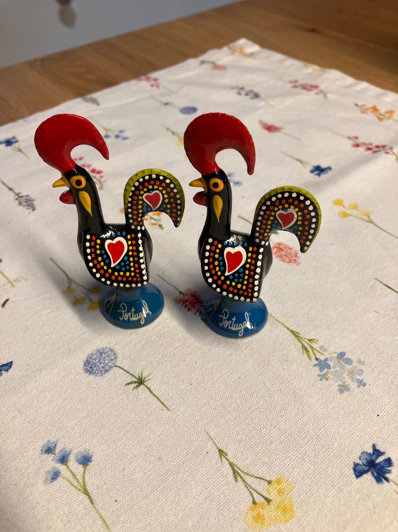 2x Portugiesische Galo de Barcelos Hahn-Figuren, 7-8cm, Handbemalt, Sehr Gut