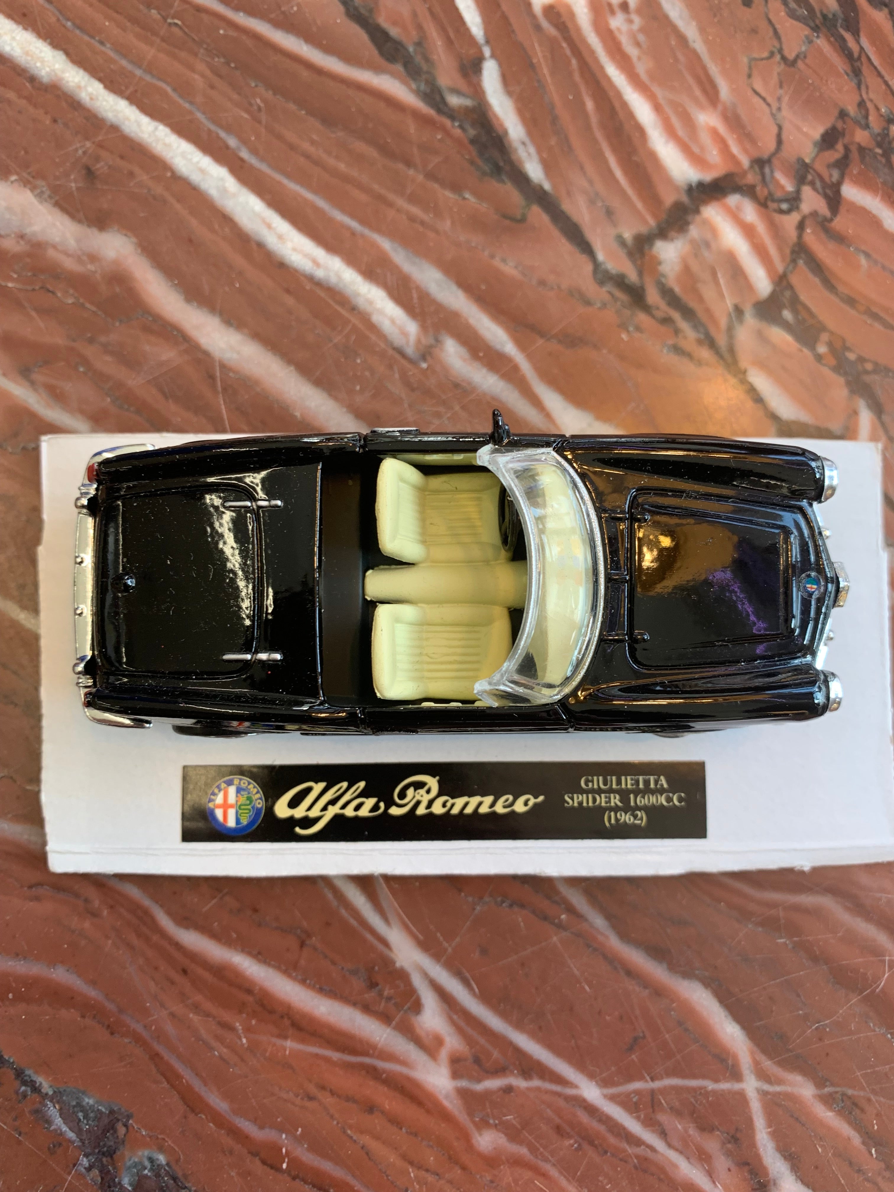 Alfa Romeo Giulietta Spider 1600cc Modellauto 1:43 schwarz, sehr guter Zustand
