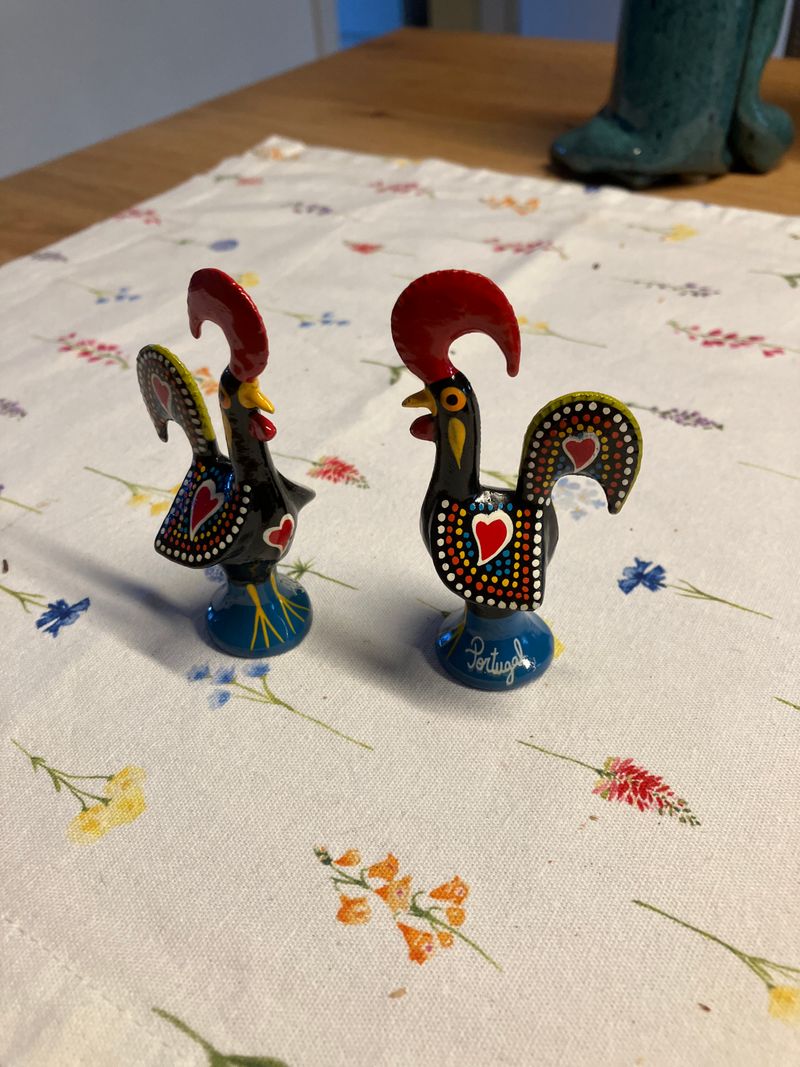 2x Portugiesische Galo de Barcelos Hahn-Figuren, 7-8cm, Handbemalt, Sehr Gut