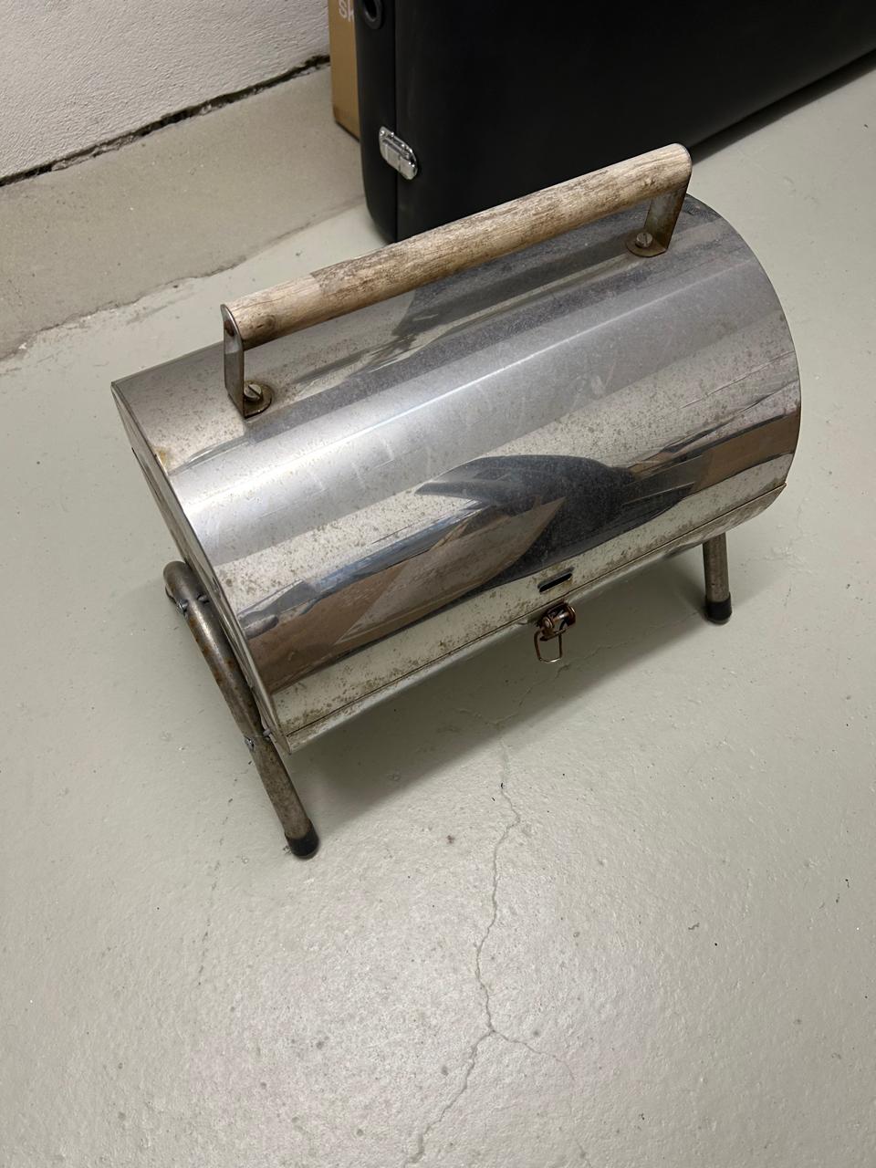 Kompakter Edelstahl BBQ Grill | Silber | Für 2–3 Personen | Guter Zustand