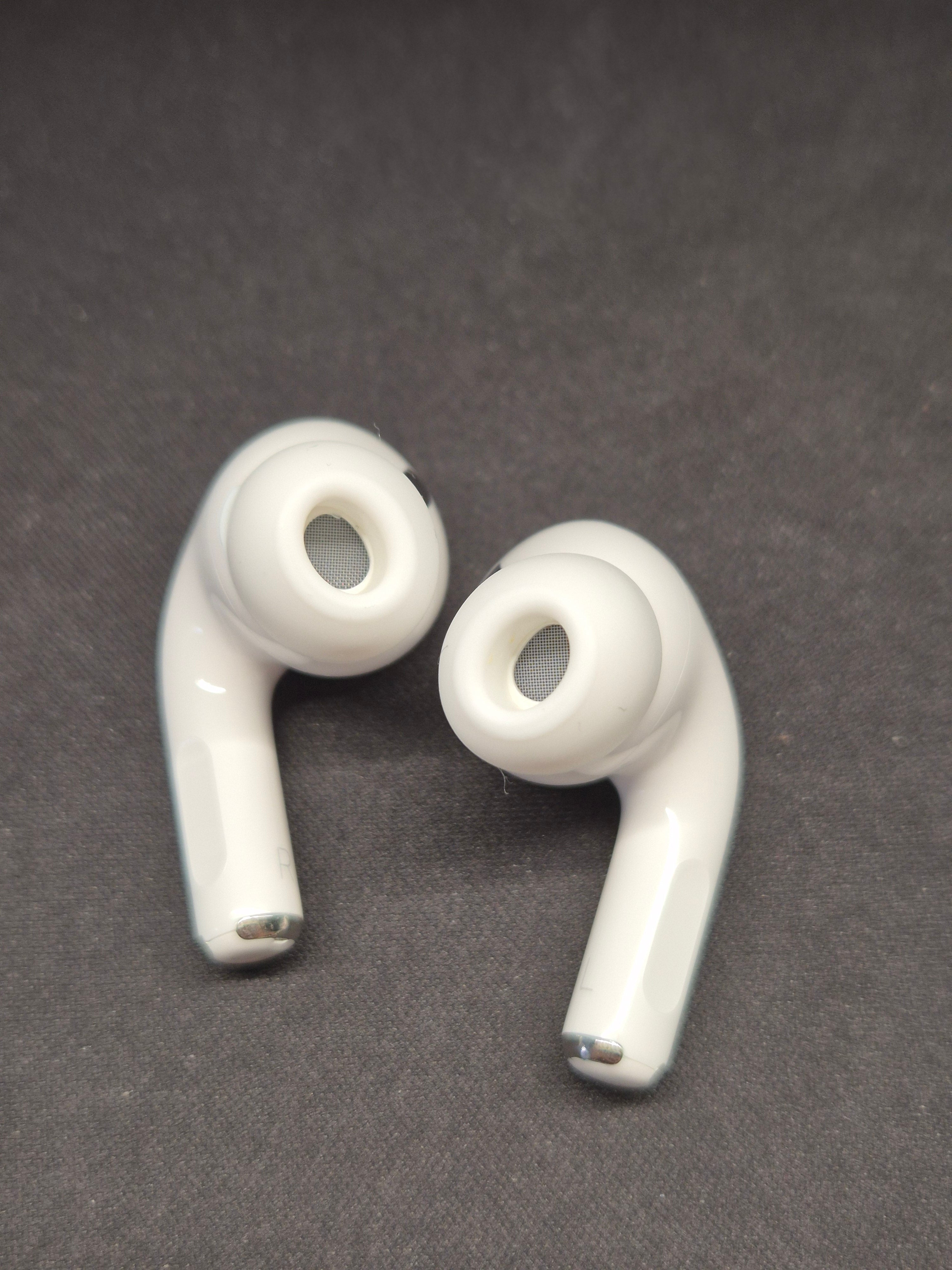 Apple AirPods Pro 2nd Gen White MagSafe Case Good Condition + Extra Ear Tips