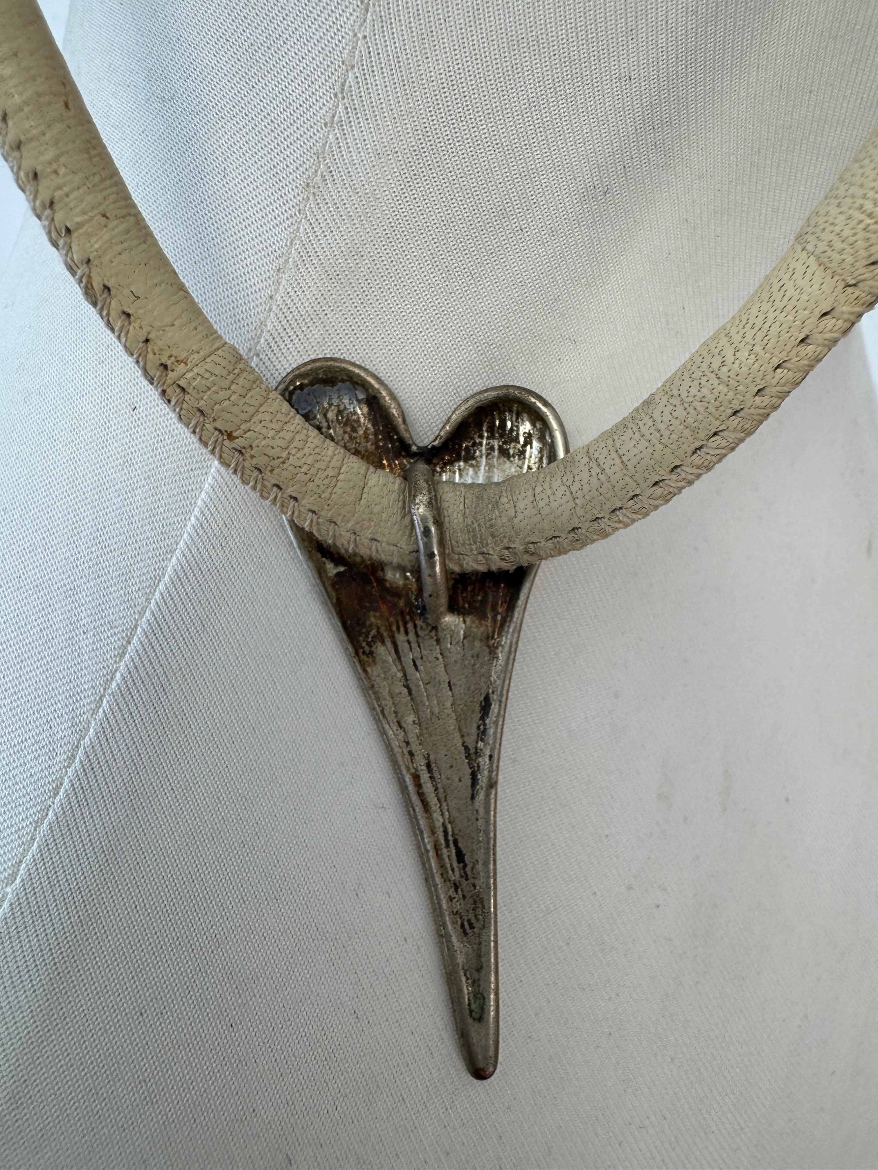 Chau Herzanhänger Halskette, Silberfarben, Kunstlederband, Gebraucht