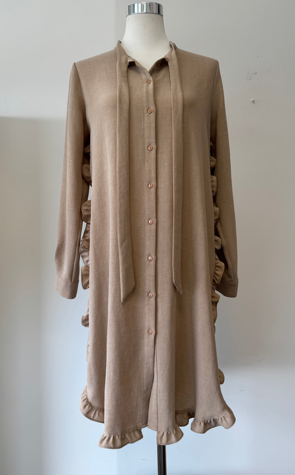 TUĞBA Oversized Rüschen Hemdblusenkleid – Beige, Größe 40, Sehr guter Zustand