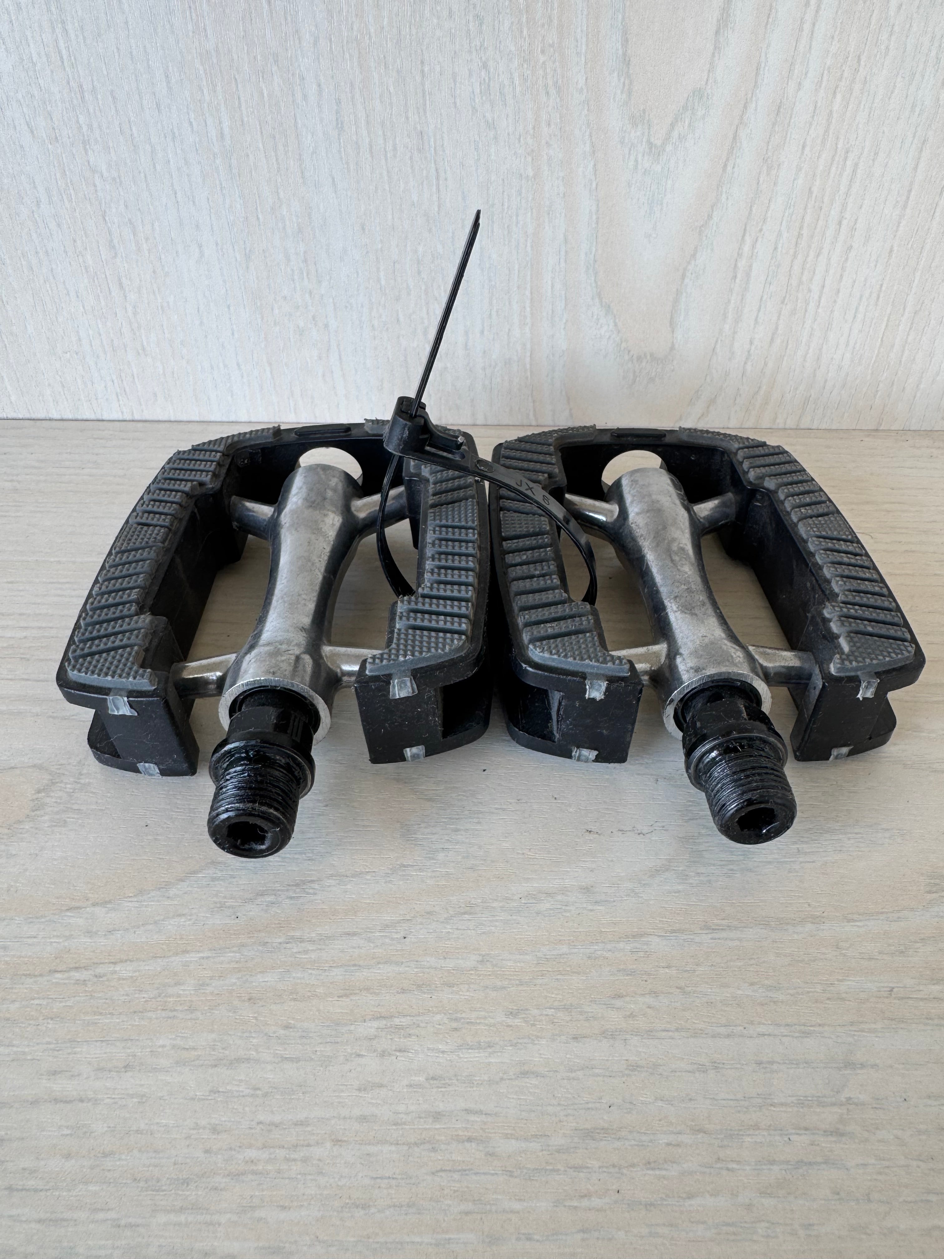 VP VP-191 Trekking Platform Pedals w/ Reflectors – Very Good Condition